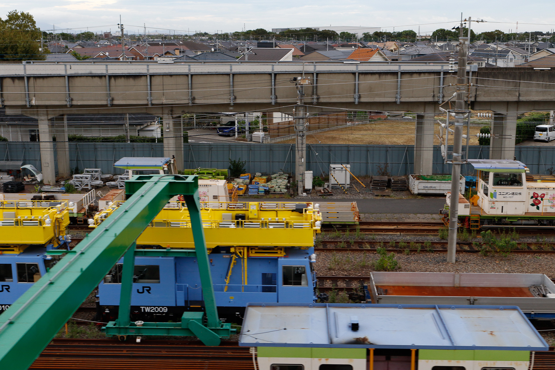 高架の上り線から、東側にある新幹線の保守基地を眺める図。ここの保守基地は新幹線の線路に隣接しておらず、非電化単線の高架線でつながっているのもめずらしい