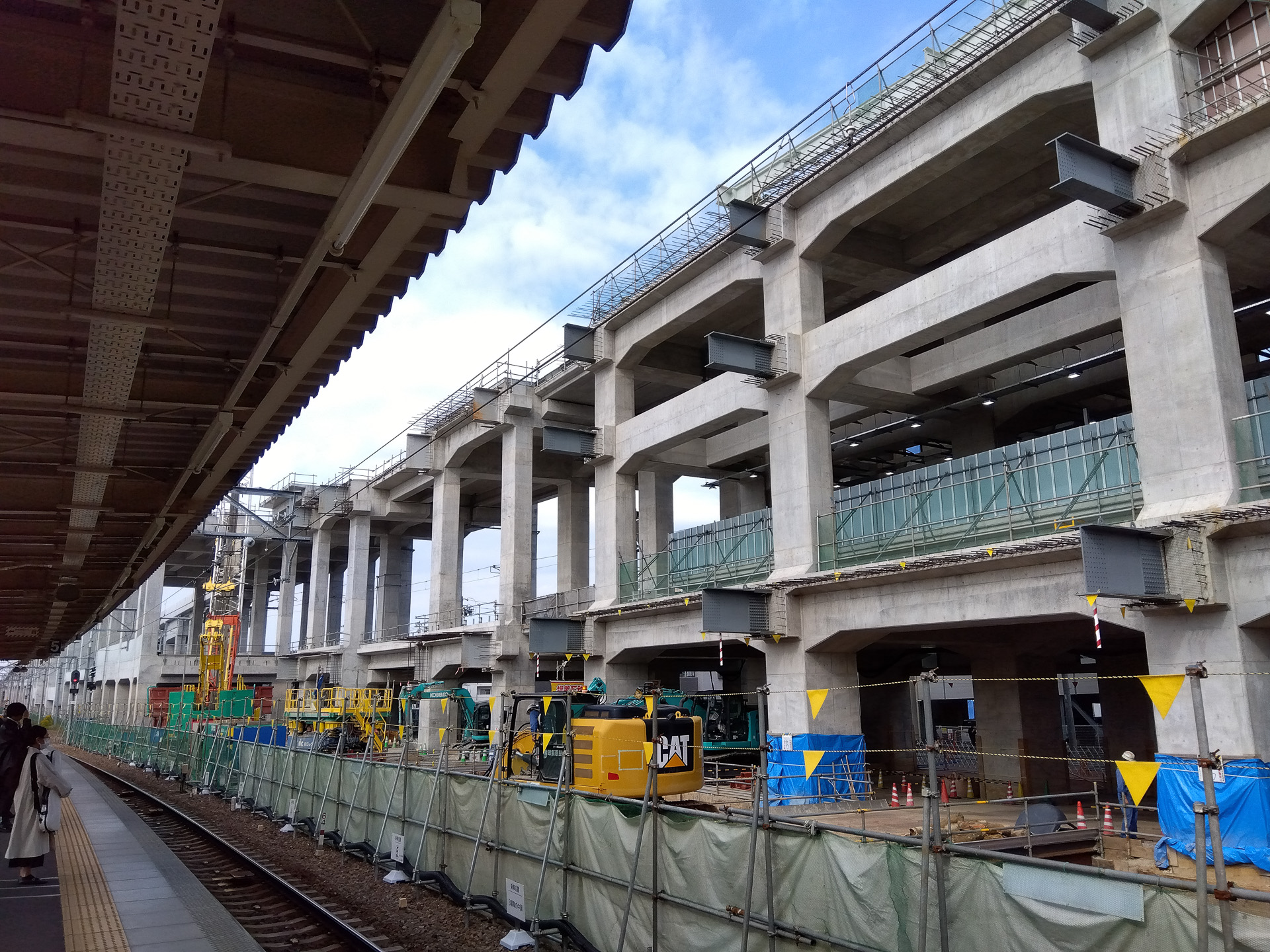知立駅の、名鉄名古屋・名鉄岐阜方面のホーム。右手では高架橋を建設している