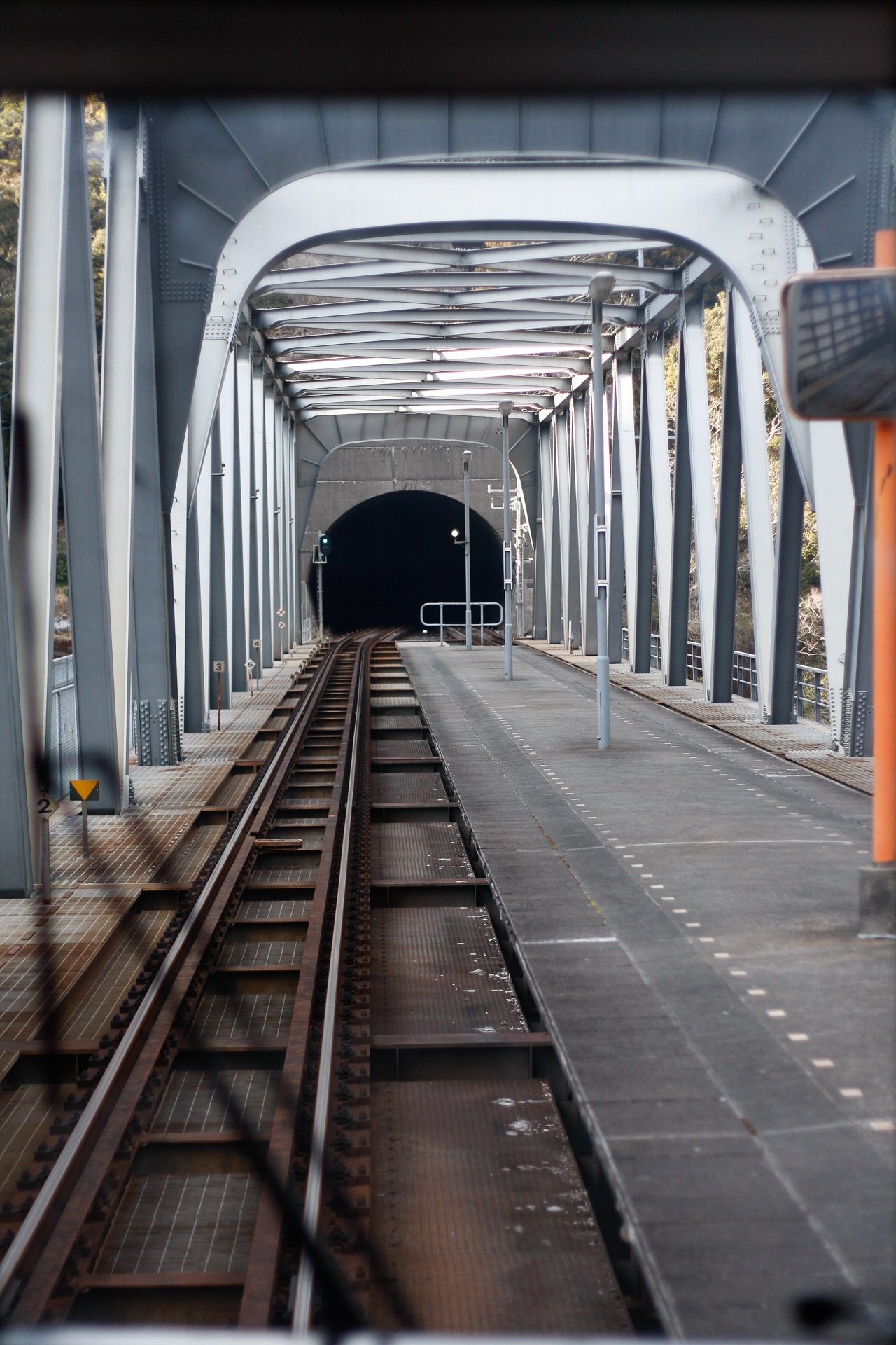 さらに進んでホームにさしかかった状態がこれ。駅が丸ごとトラス橋のなかに収まっている