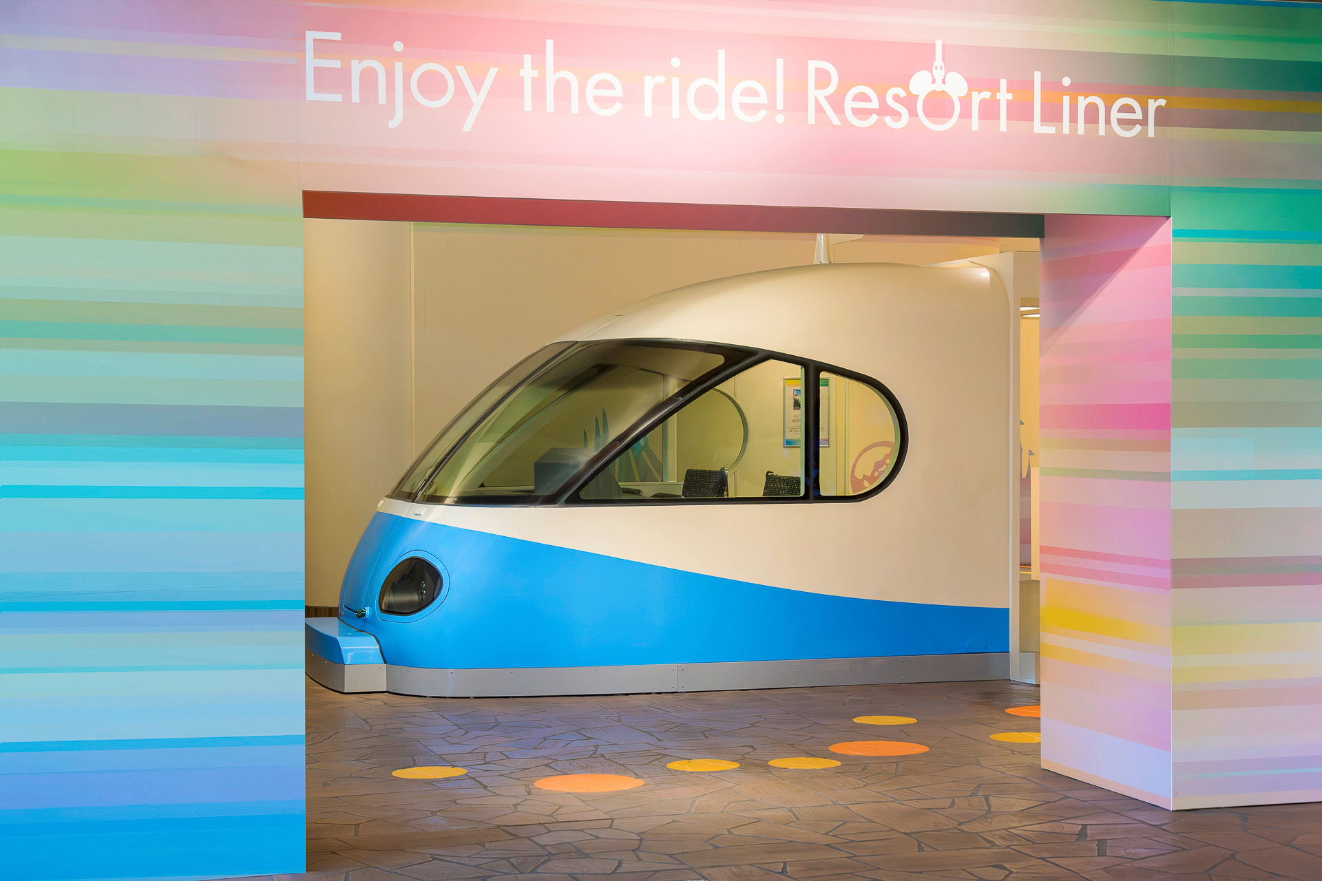 「リゾートゲートウェイ・ステーション」では展示「Enjoy the ride! Resort Liner」を開催