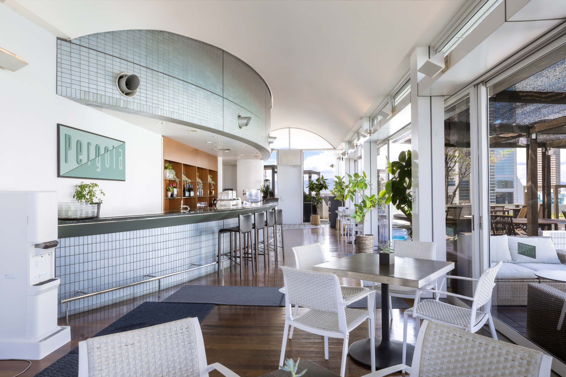 プールサイドレストラン＆バー