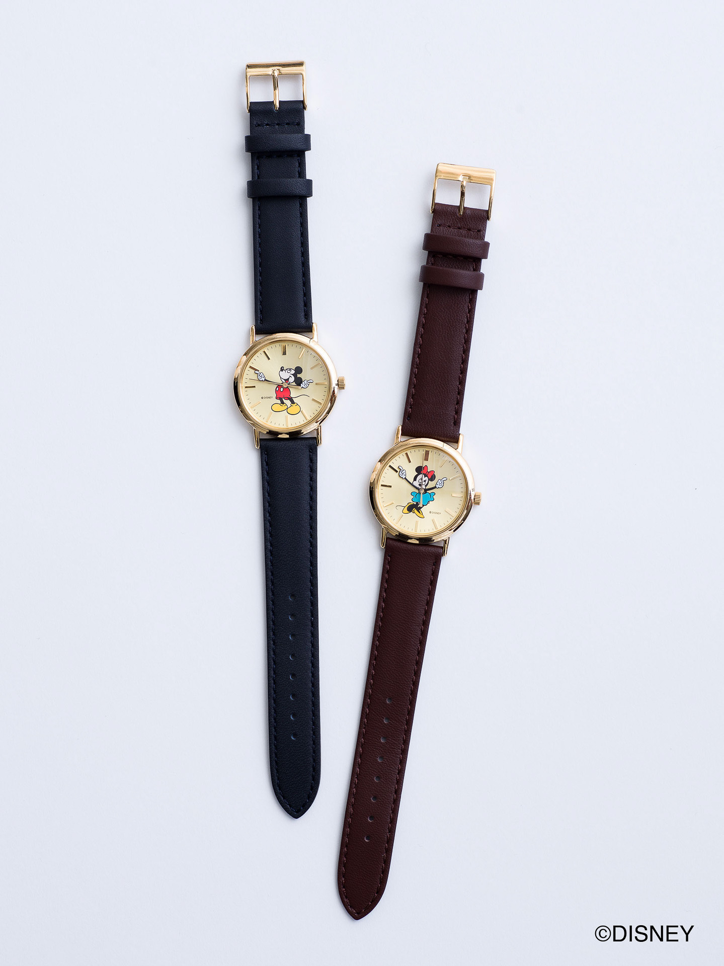 ゴールドカラーの文字盤にシックなカラーのレザーベルトがおしゃれ