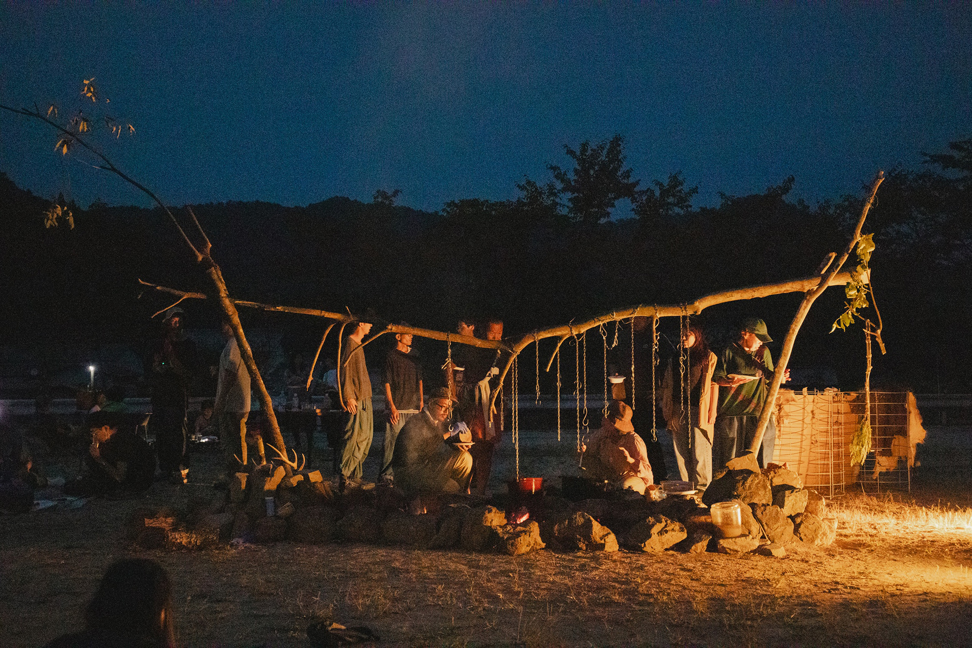 焚き火を囲み地元の人と交流