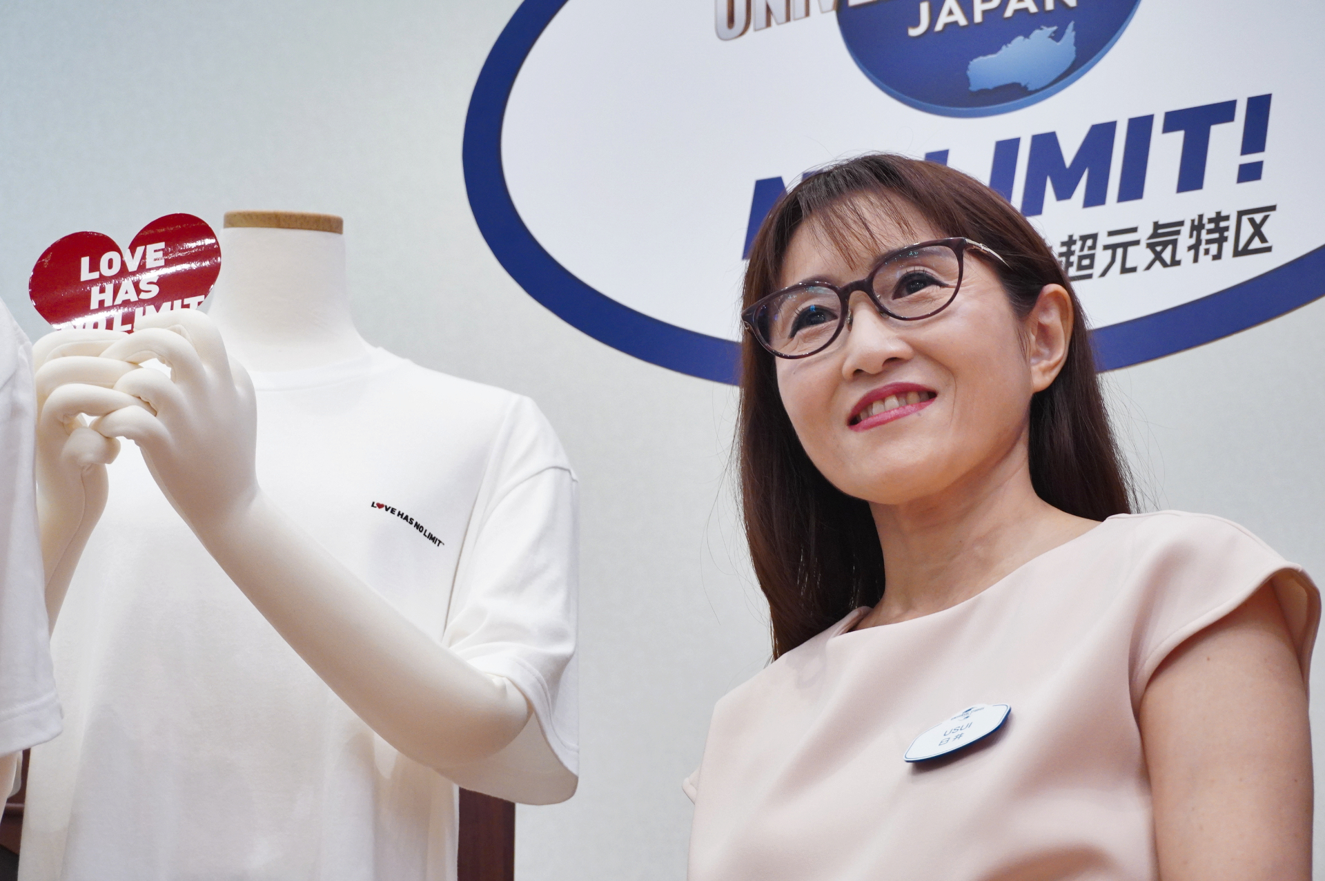 合同会社ユー・エス・ジェイ コーポレート・コミュニケーション部 ヴァイスプレジデント 臼井文氏がCSRプロジェクトについて説明。「気軽に参加できるチャリティとしてTシャツにも注目してほしい」と話す