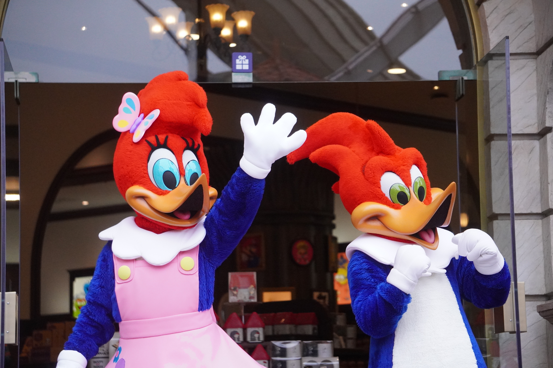 ウッディ・ウッドペッカーとウィニー・ウッドペッカーもオープンセレモニーに駆けつけた