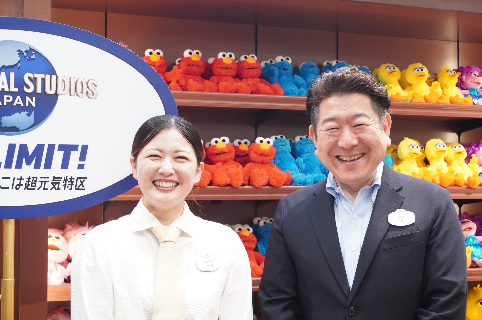 左から、合同会社ユー・エス・ジェイ 店舗プロジェクト担当 加藤夕菜氏、マーチャンダイズ部 ストアオペレーション統括 貫清利氏。「お目当てのキャラグッズを見つけやすく、ゲストが買い物しやすい陳列にこだわった」という