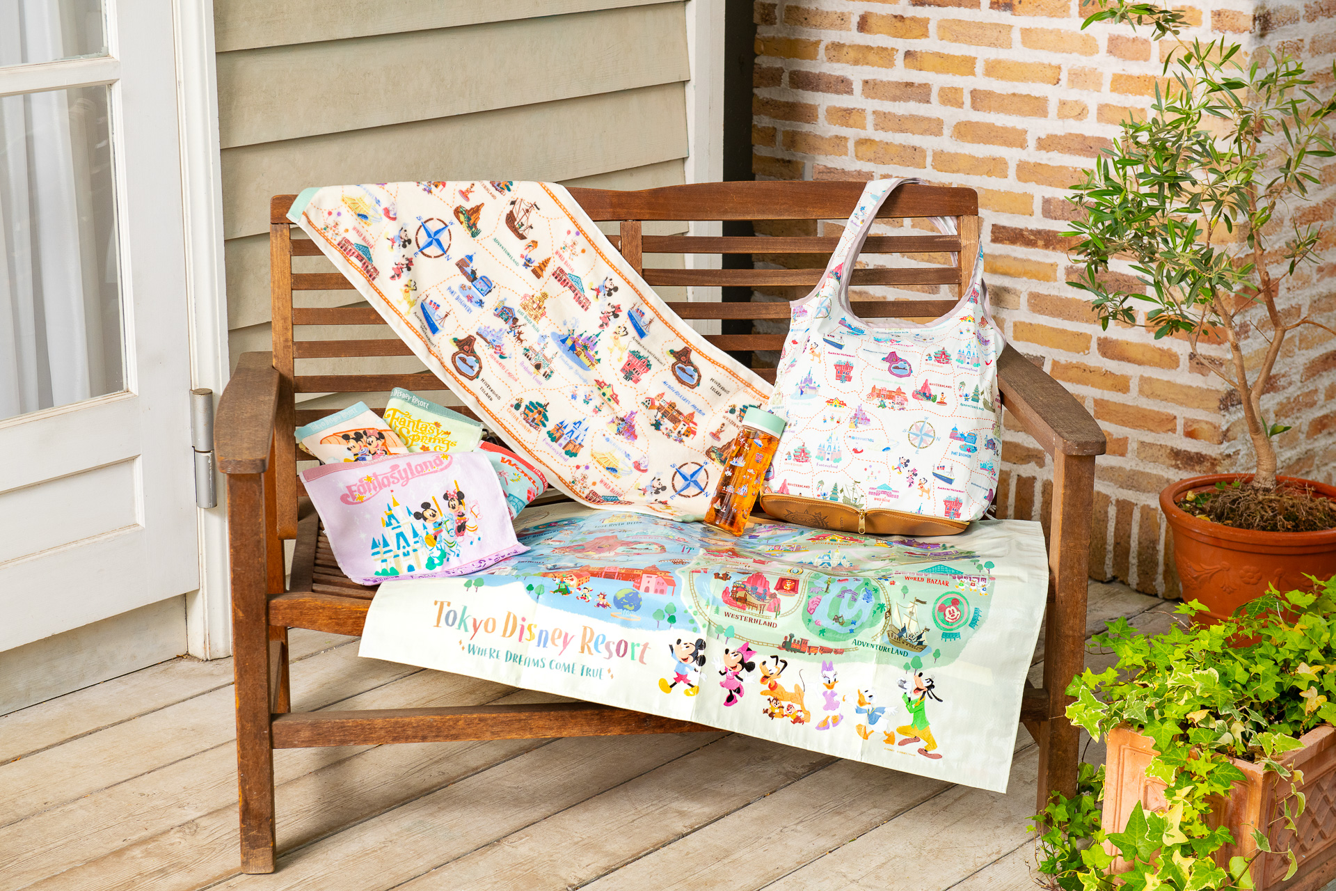 東京ディズニーリゾートの2パークのマップ柄をデザインした新作アイテムが発売