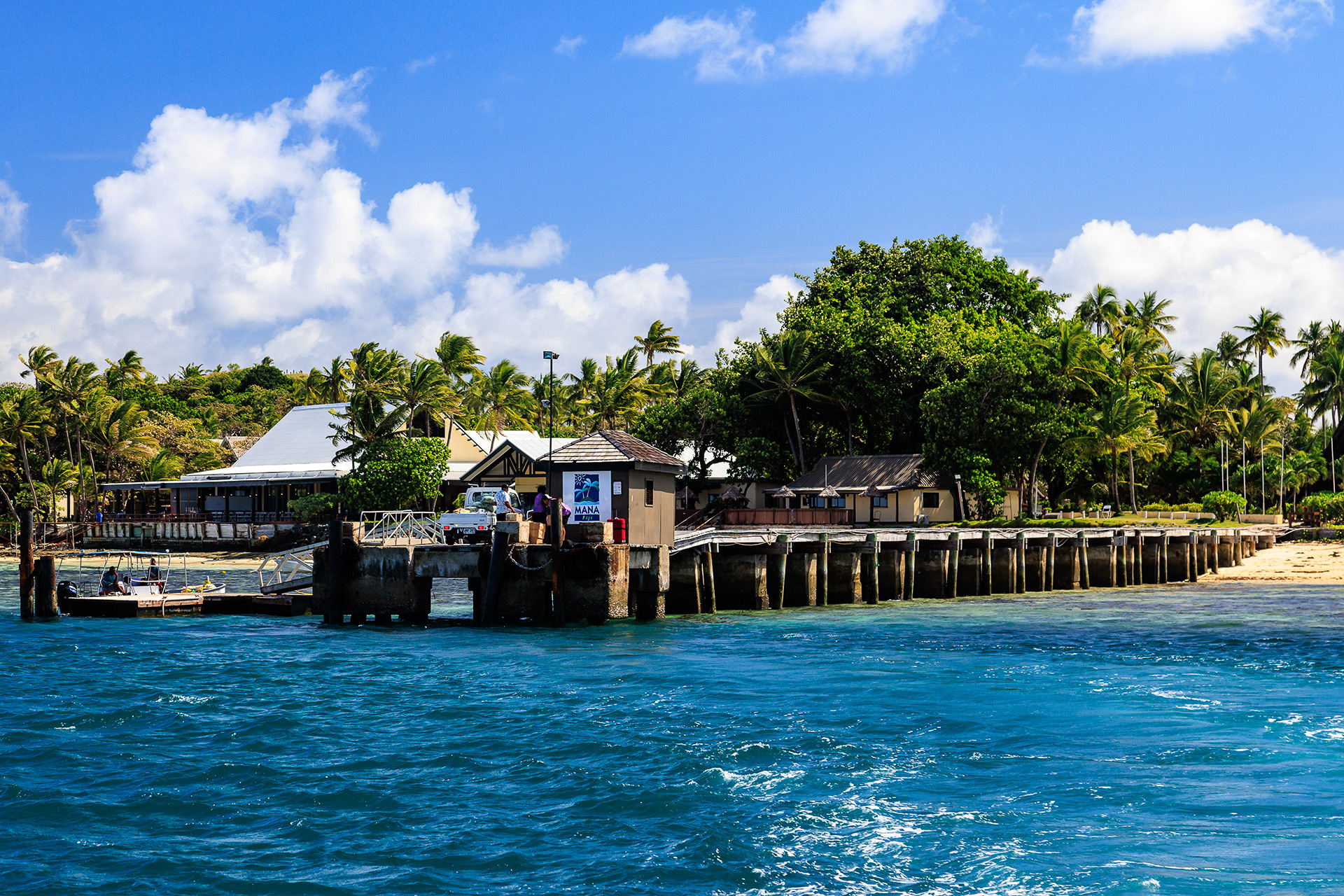 マナ アイランド リゾート＆スパ フィジー。日本製の軽トラが活躍している
