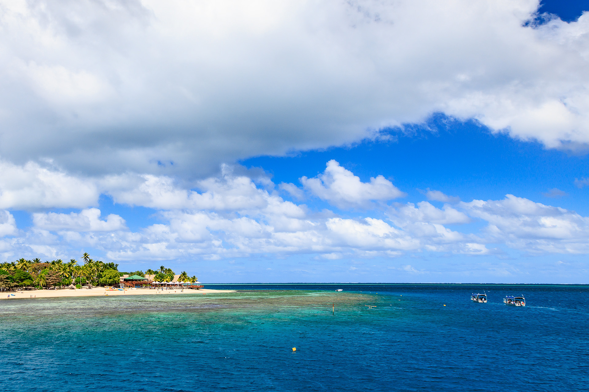 キャスタウェイ アイランド, フィジー。フェリーが接岸できないため右下に写っている小型ボートで上陸する。リクリク ラグーン リゾートも同様