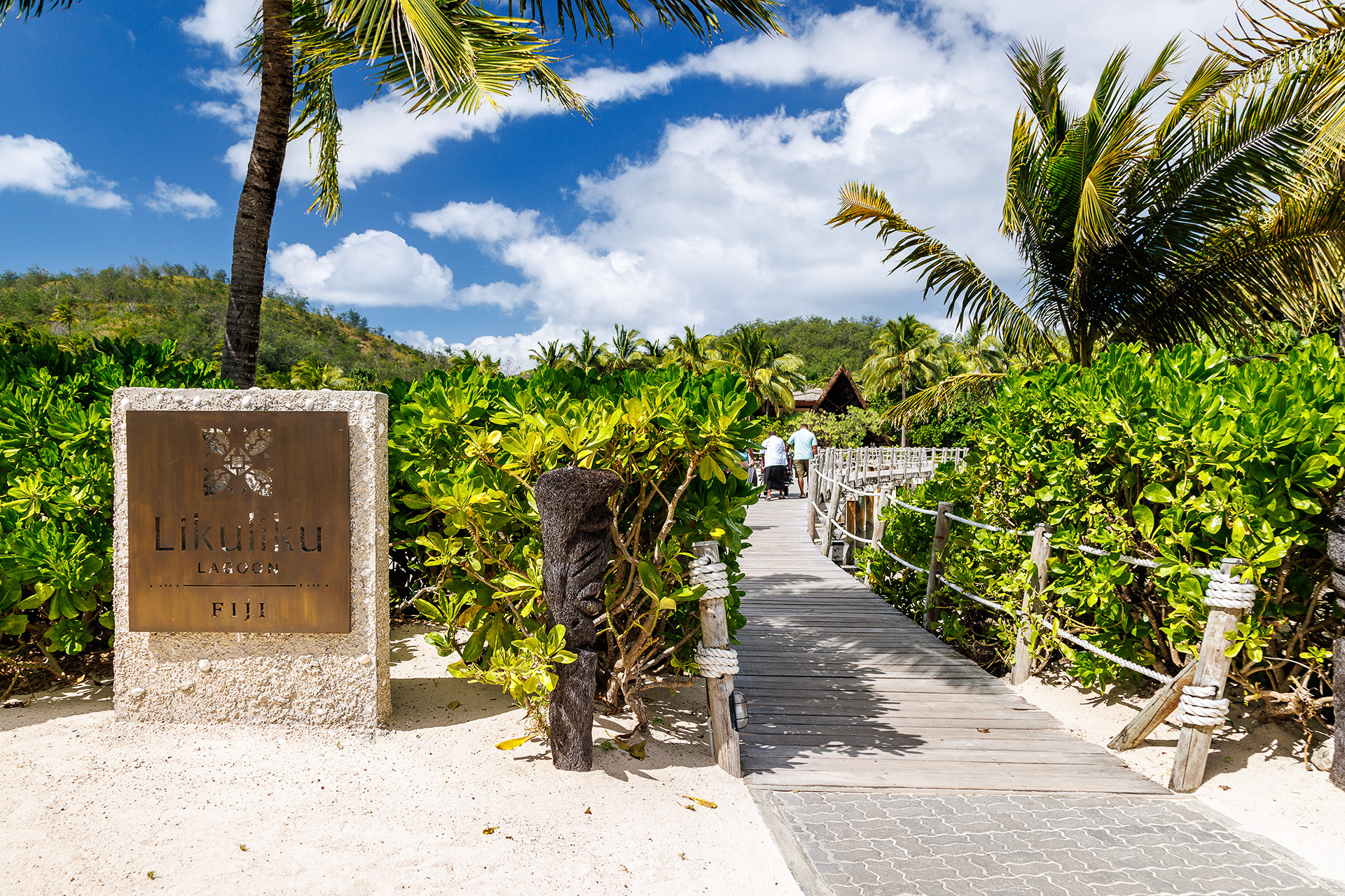 Masima Islandからホテルには長い桟橋を渡っていく