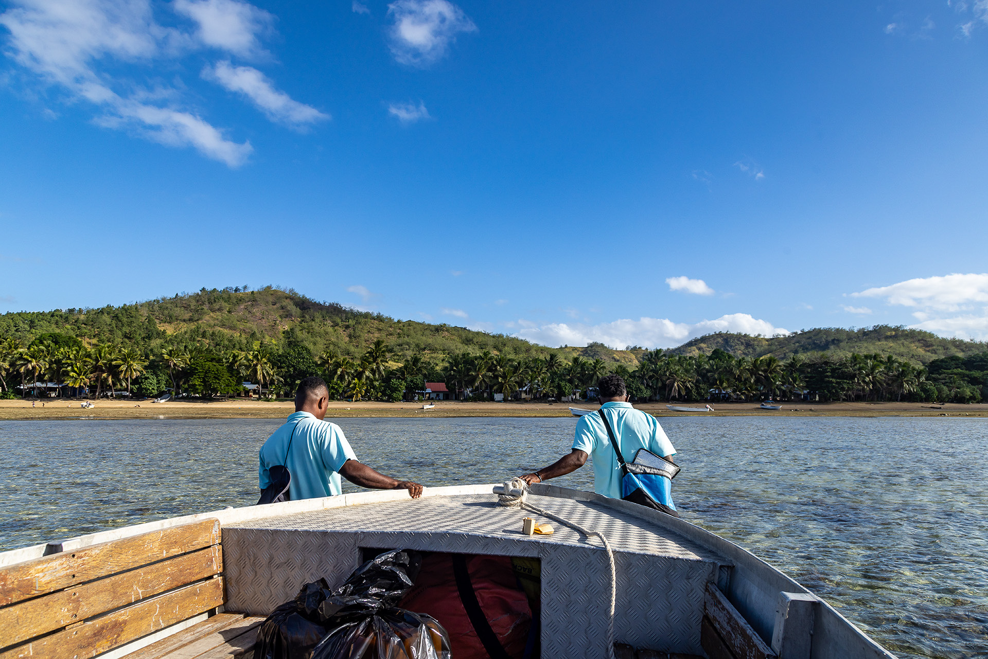 船に乗って3kmほど離れた「Yaro（ヤロ）」の集落へ。水深が浅いため途中からは海のなかを歩いて上陸する