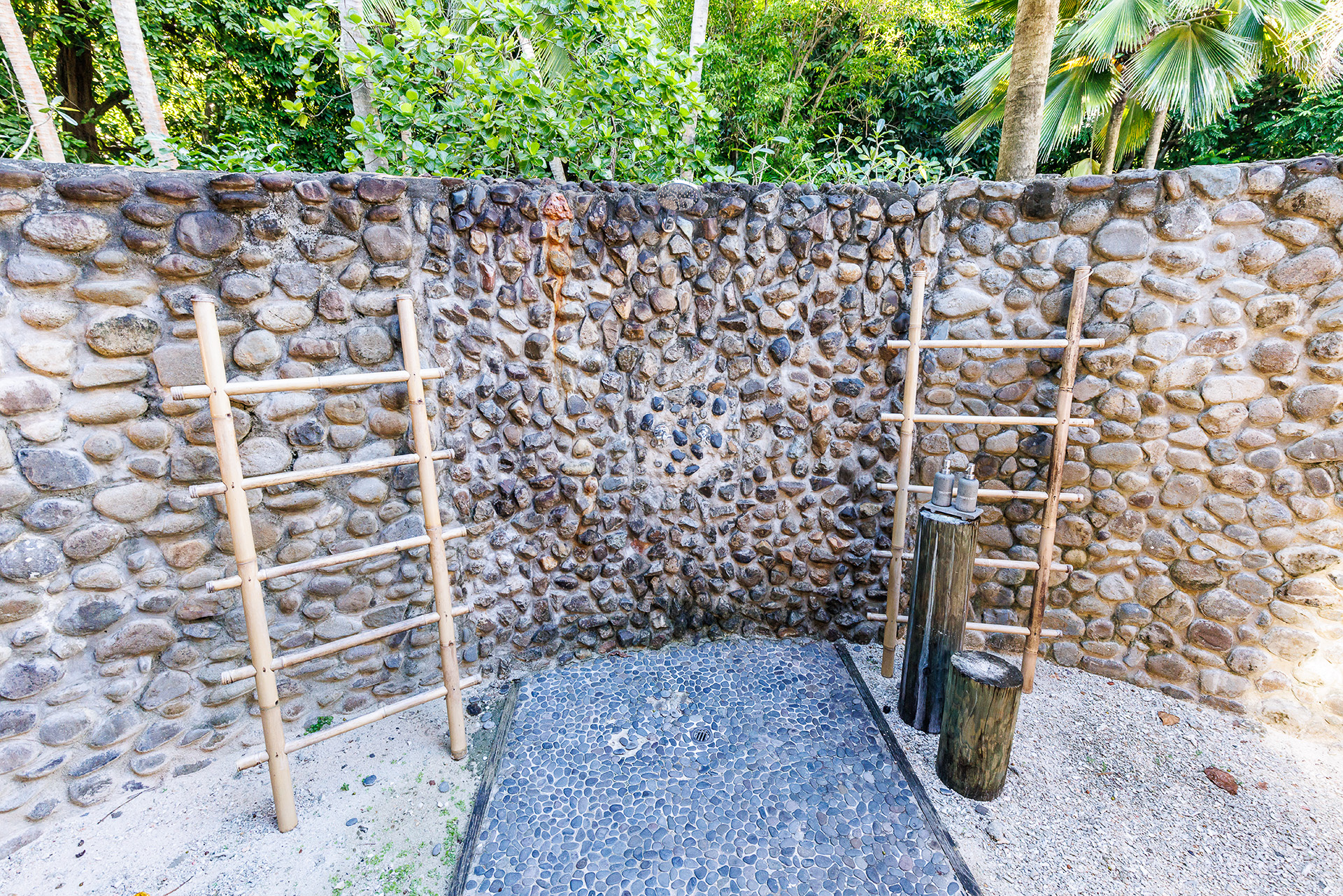 屋外にもシャワーがある