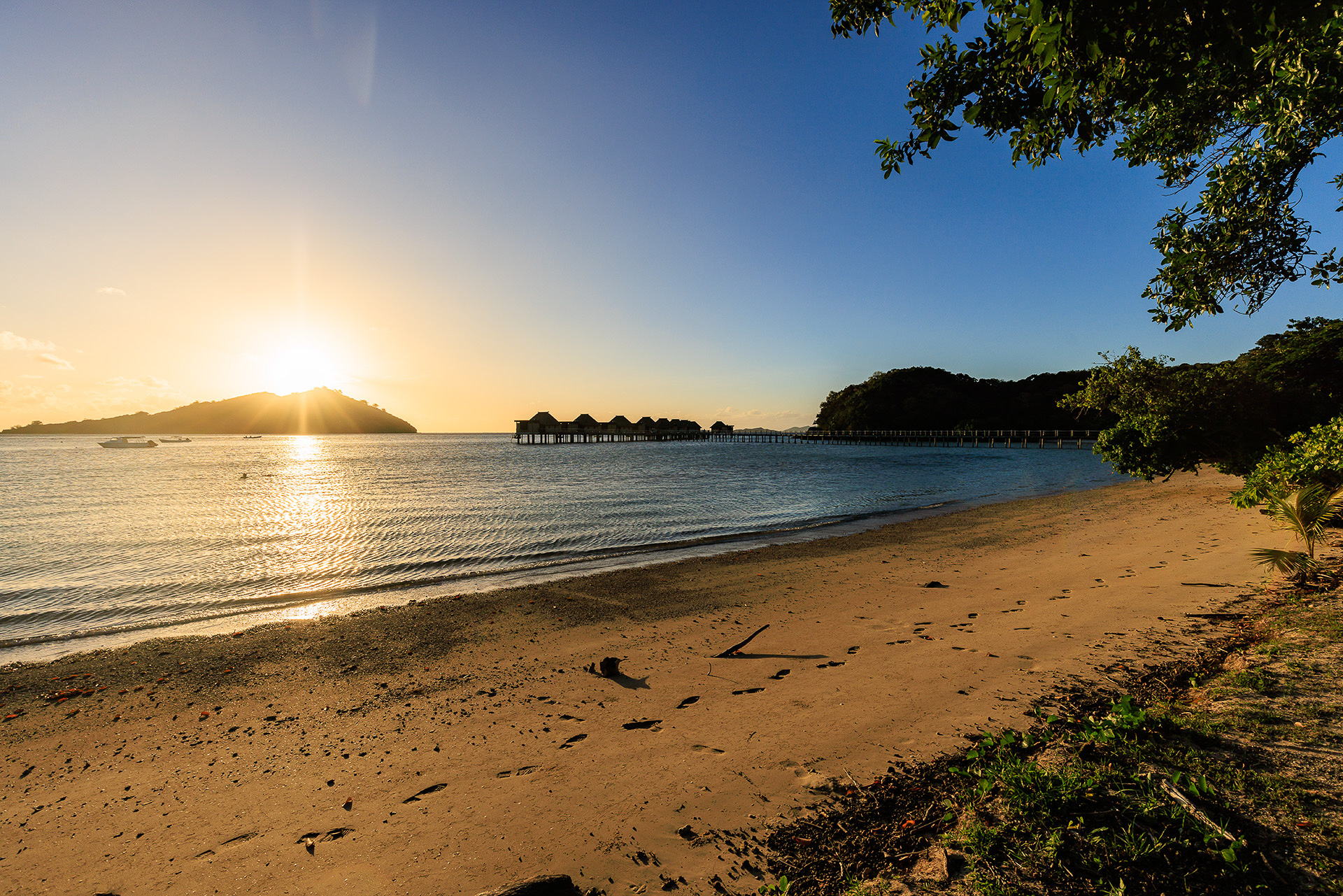 キャスタウェイ島に夕日が沈んでいく。この感じってなにかの壁紙で見たような……？