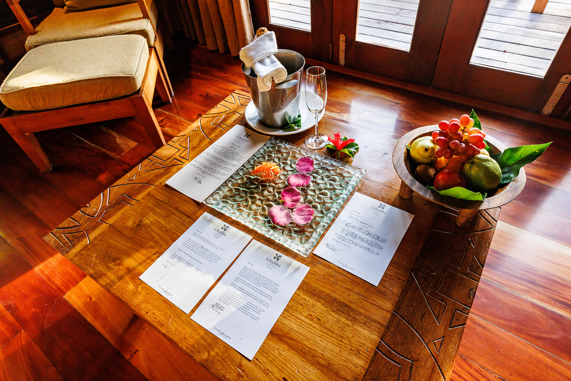 テーブルの上には高級なシャンパンとフルーツなどがセッティングされていた