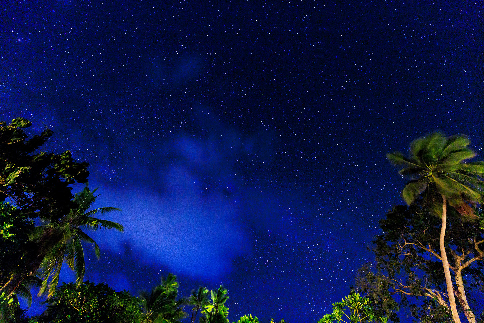 星降るなんて形容詞がピッタリの星空。南十字星はちょうど雲に隠れてしまっている