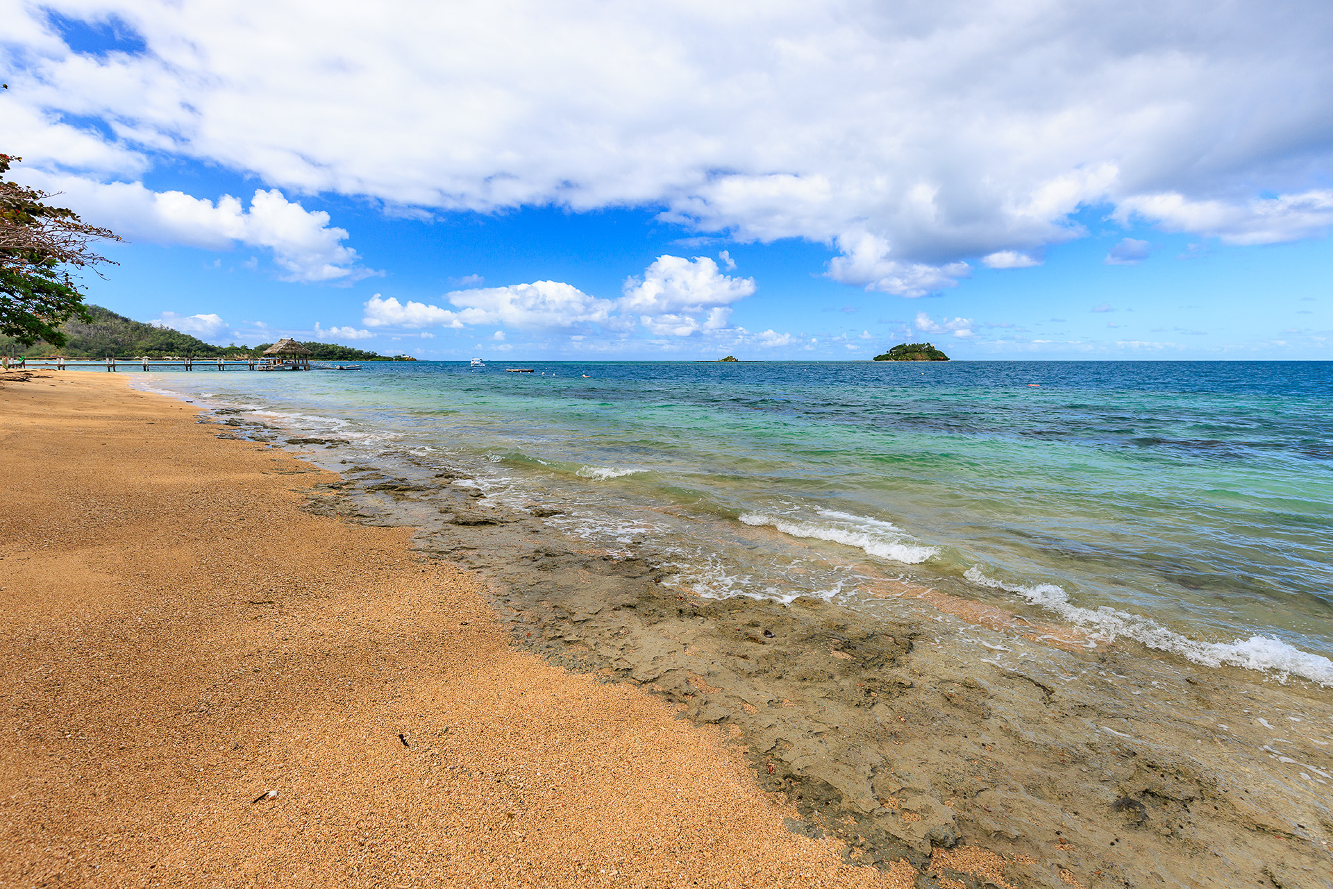 砂浜。少し岩礁がある