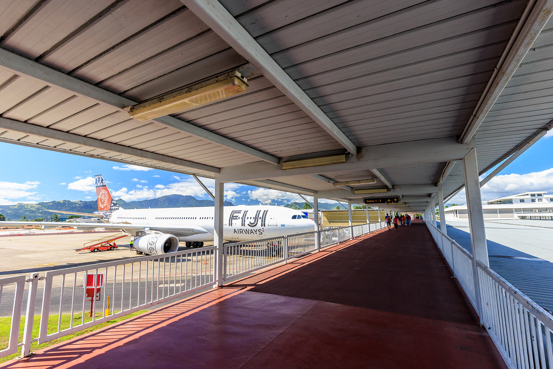 壁のない通路を歩いていく