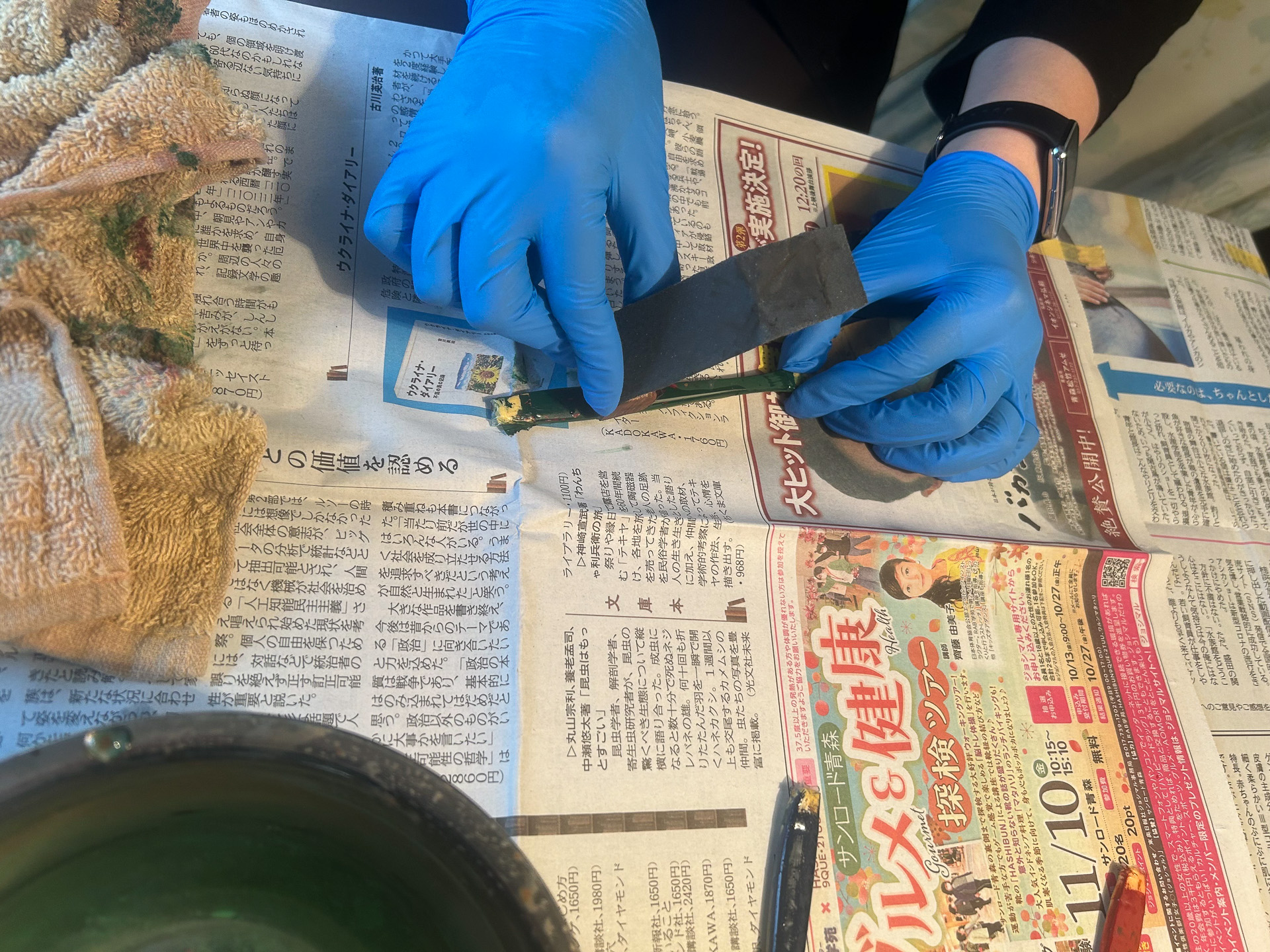 津軽塗研ぎ出し体験の様子