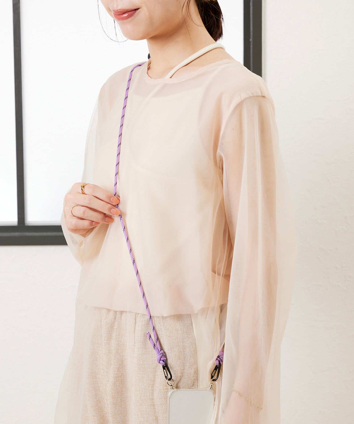 2WAYストラップ（330円）は、スマホのほか別売りの3ファスナーポーチ（330円）に取り付けてポシェットにもできる