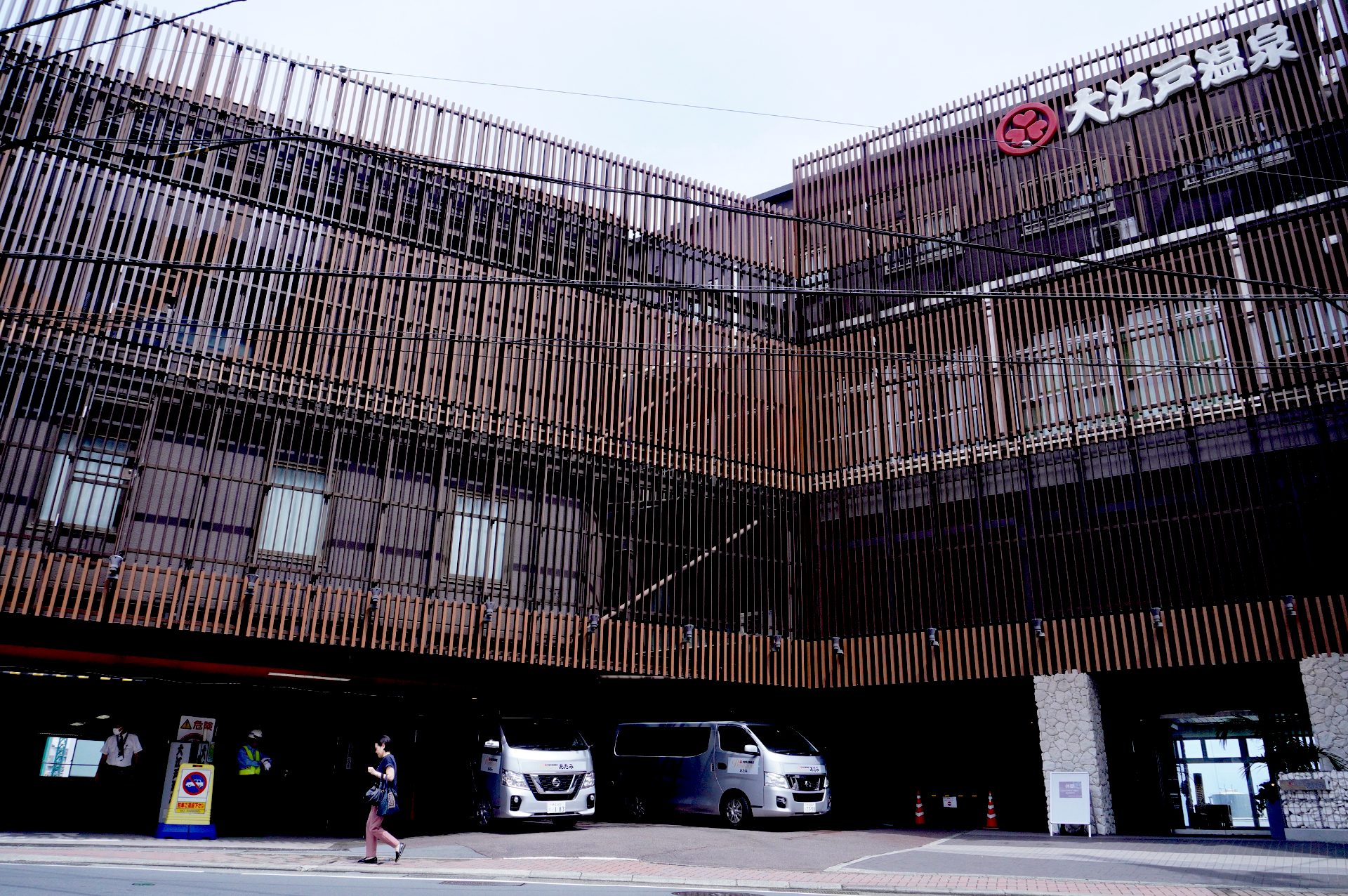 JR熱海駅から徒歩10分の立地。無料送迎バスも運行している