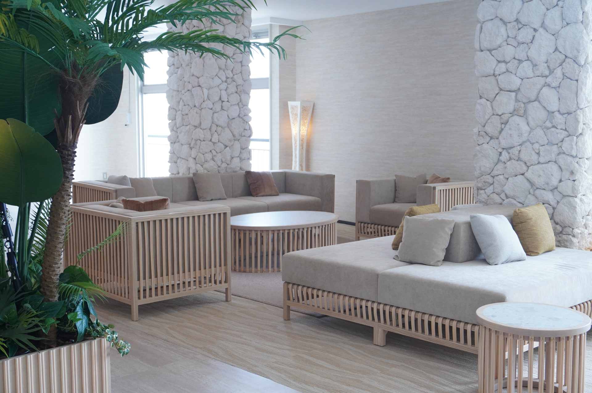 海を眺める「ロビーラウンジ」。エントランス・受付フロントも5階に。インテリアには暖炉も