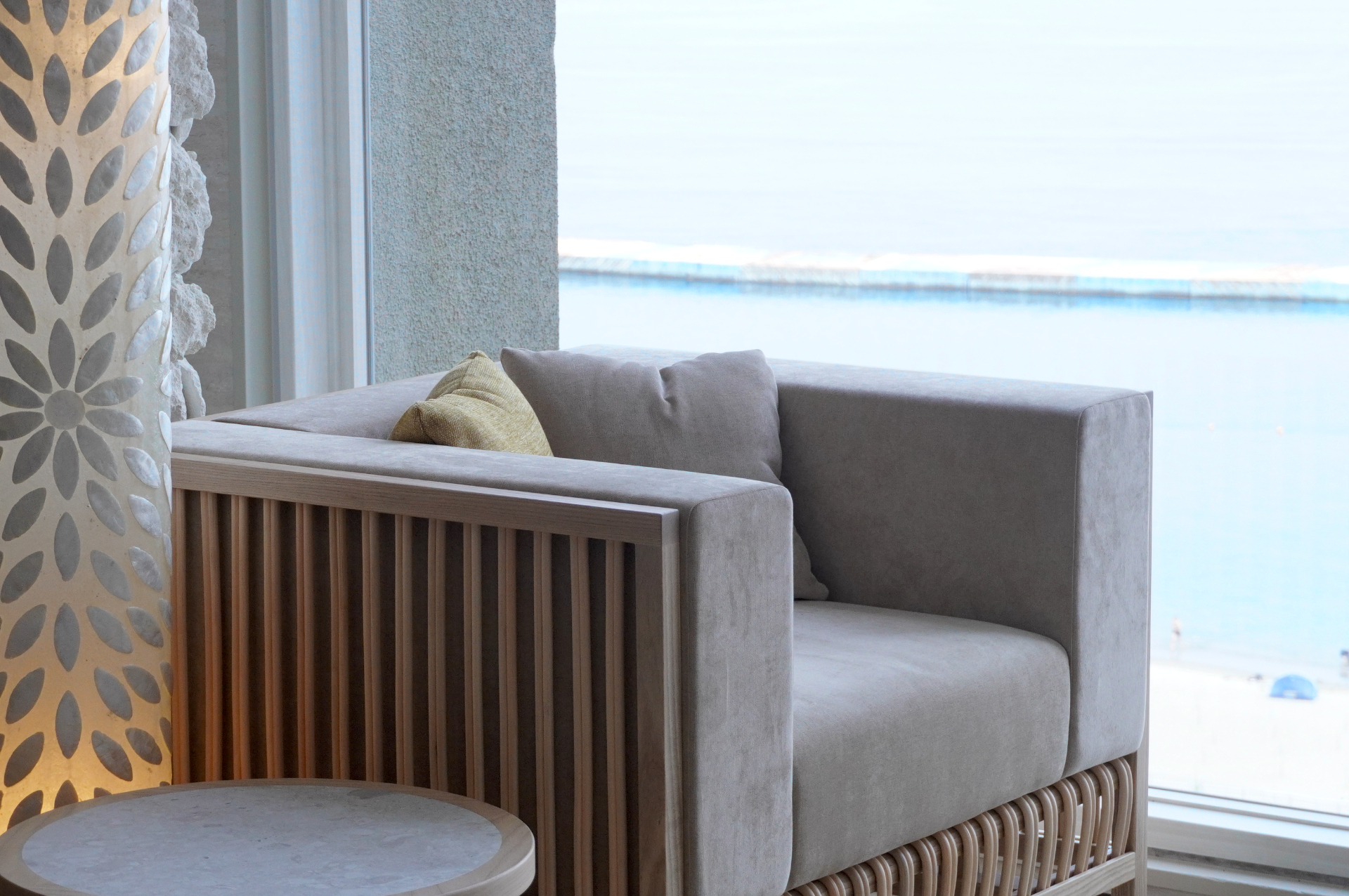 海を眺める「ロビーラウンジ」。エントランス・受付フロントも5階に。インテリアには暖炉も