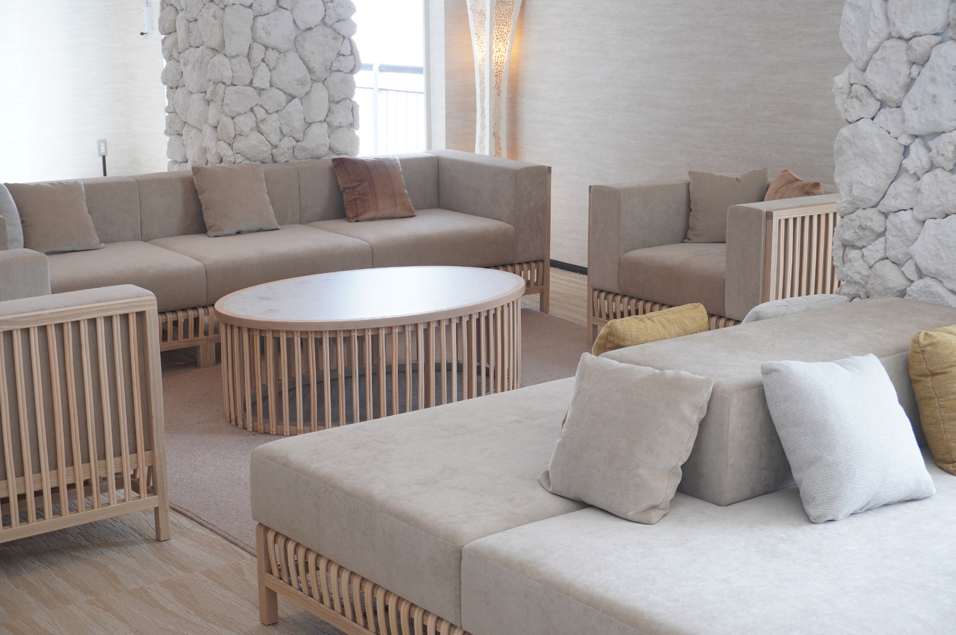 海を眺める「ロビーラウンジ」。エントランス・受付フロントも5階に。インテリアには暖炉も