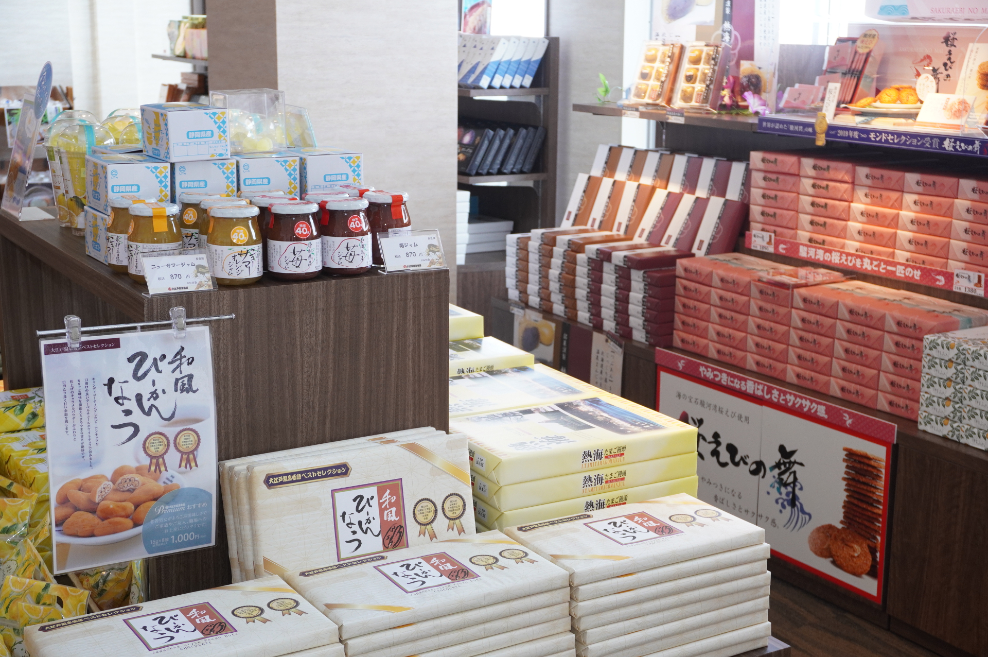 土産ショップやエレベーターホールも5階にある。海や船をテーマにした装飾があちこちに