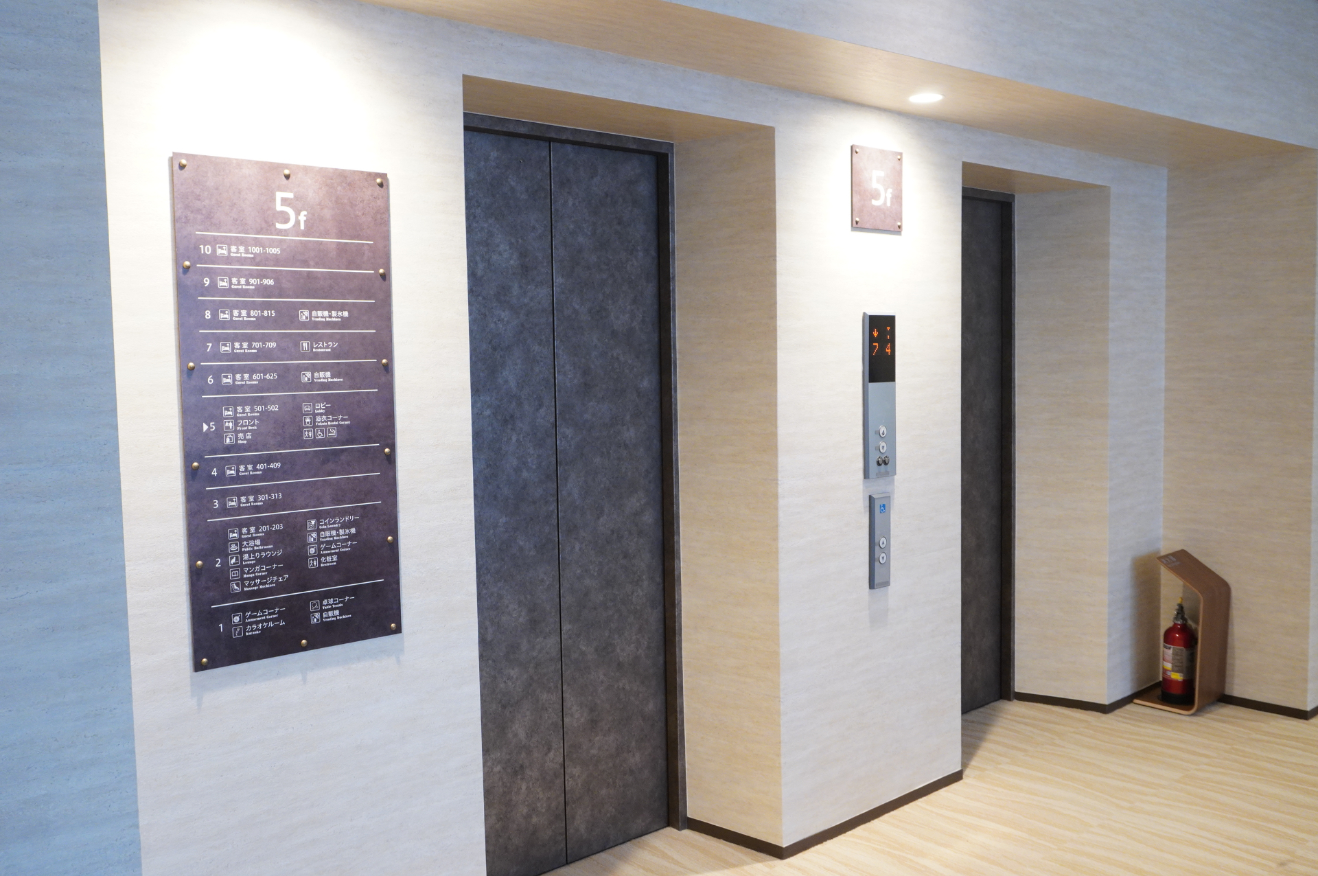 土産ショップやエレベーターホールも5階にある。海や船をテーマにした装飾があちこちに