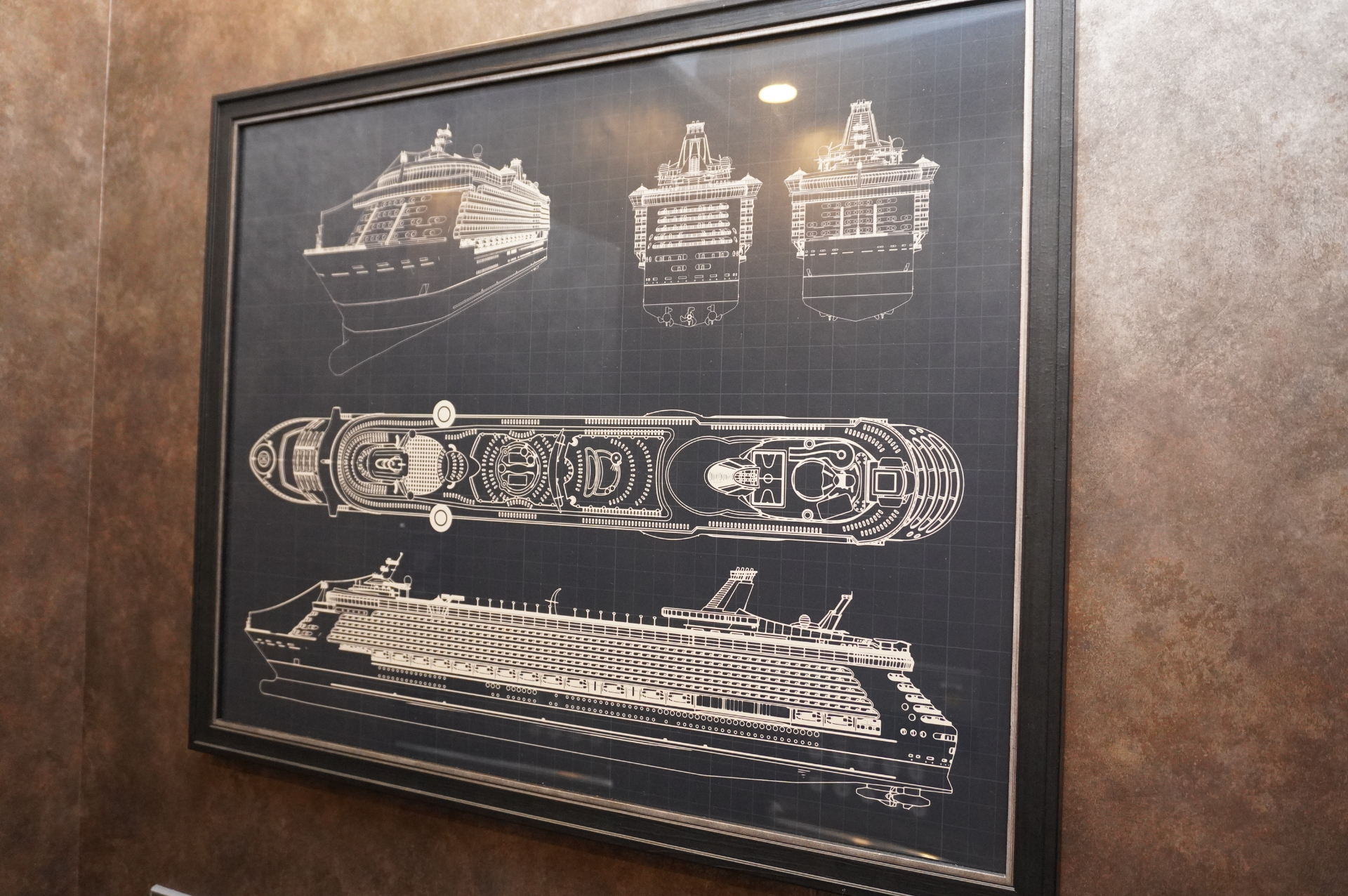 土産ショップやエレベーターホールも5階にある。海や船をテーマにした装飾があちこちに