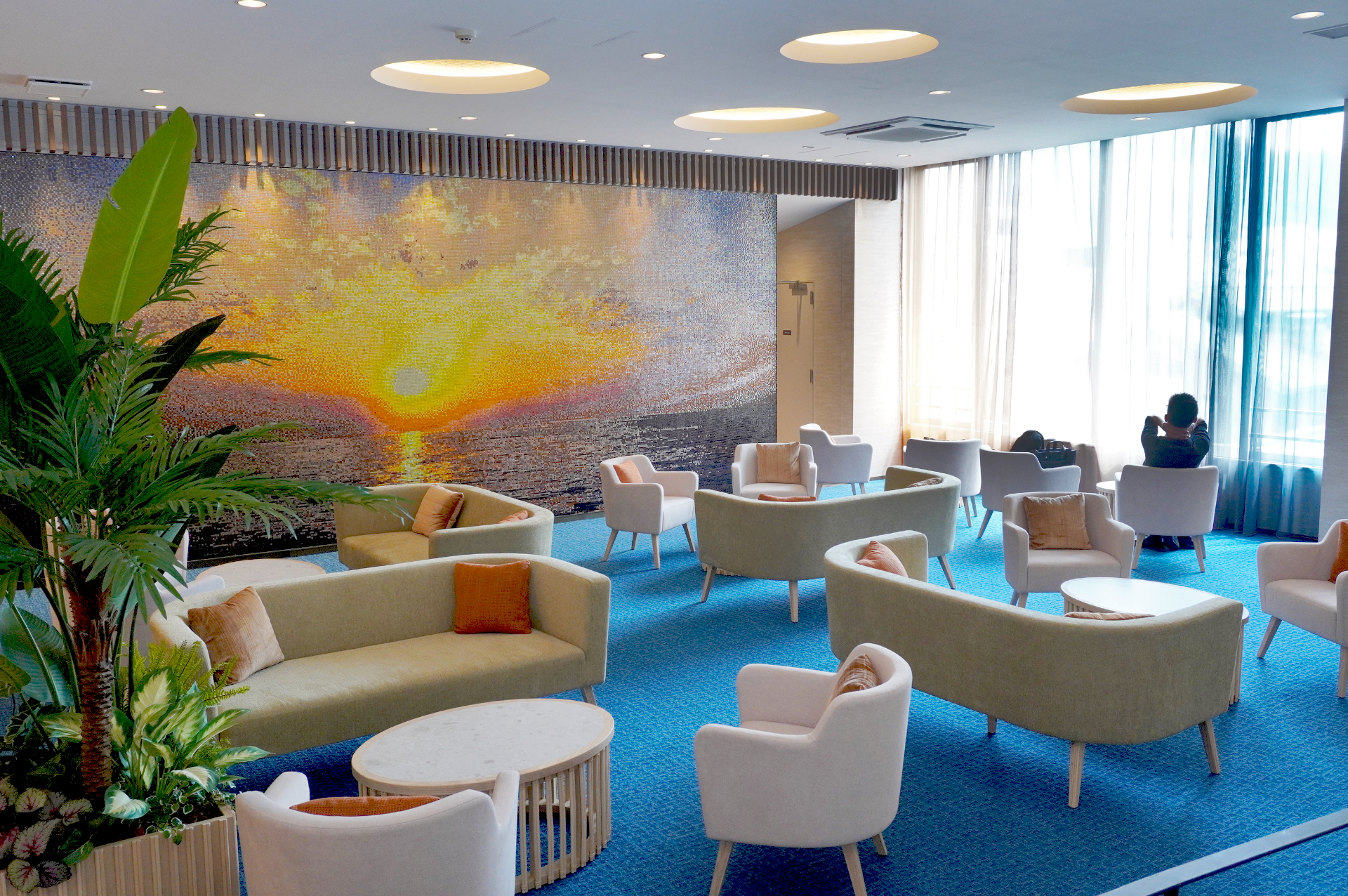 ロビーラウンジの奥にある「プレミアムラウンジ」。滞在中は自由にドリンクを楽しめる