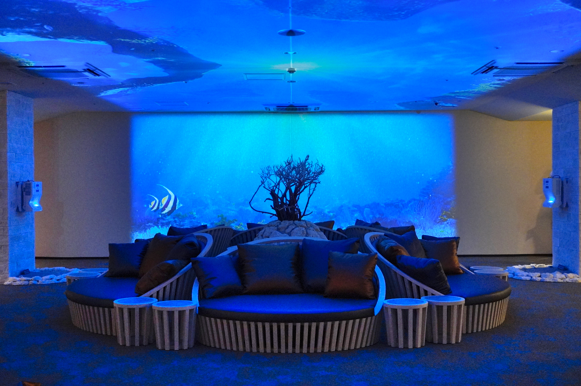 深海を思わせる「湯上りラウンジ」