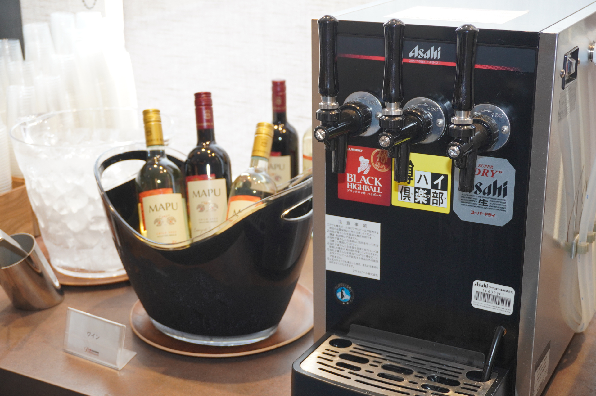 ロビーラウンジの奥にある「プレミアムラウンジ」。滞在中は自由にドリンクを楽しめる