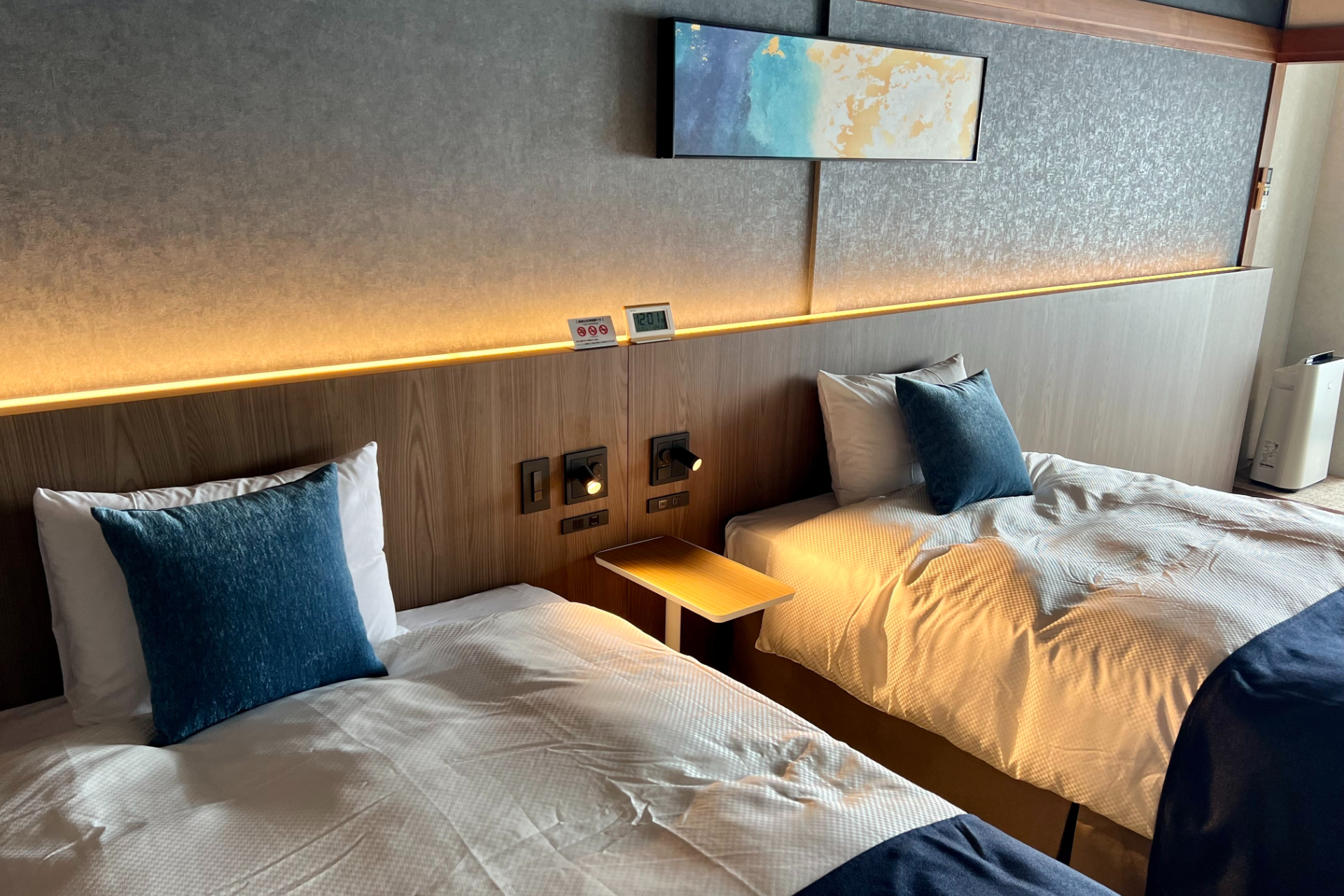 ベッドサイドに照明スイッチや電源コンセント、USB Type-Cを配置