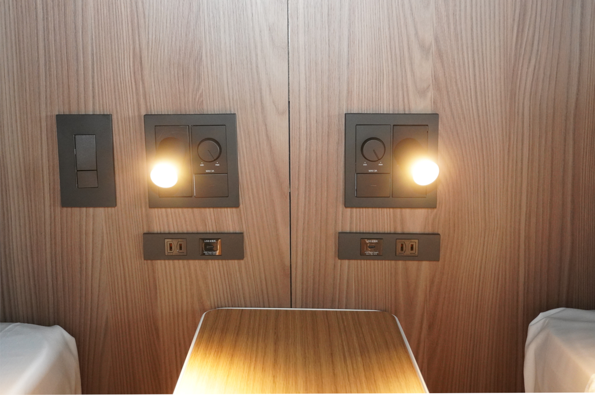 ベッドサイドに照明スイッチや電源コンセント、USB Type-Cを配置