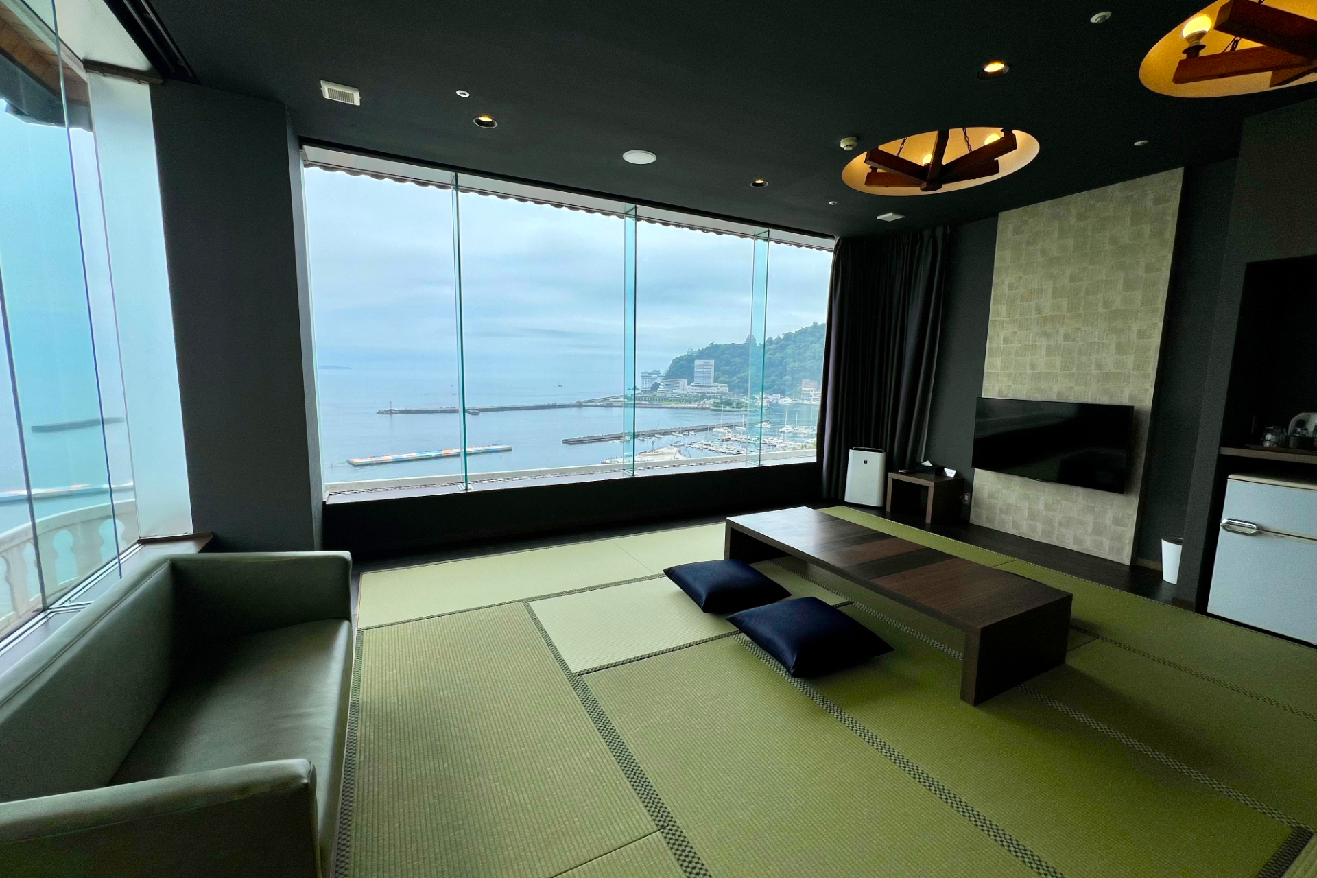 2面の大きな窓から海を一望し、熱海海上花火大会も大迫力で観賞できるとあって人気