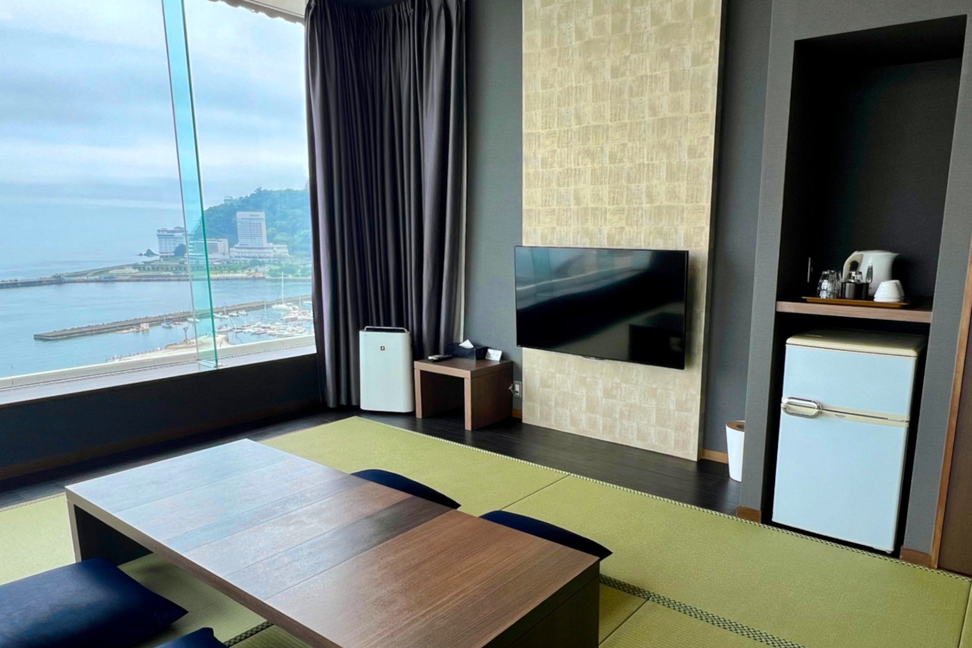 2面の大きな窓から海を一望し、熱海海上花火大会も大迫力で観賞できるとあって人気