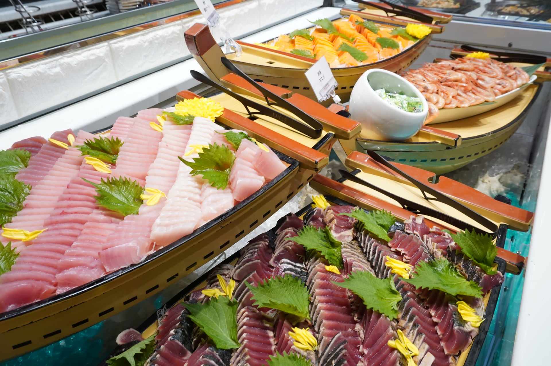 写真は夏季ディナーバイキング。8月31日まではローストビーフ、9月1日からはステーキがライブキッチンで提供されるなど、季節ごとにさまざまなメニューが登場する