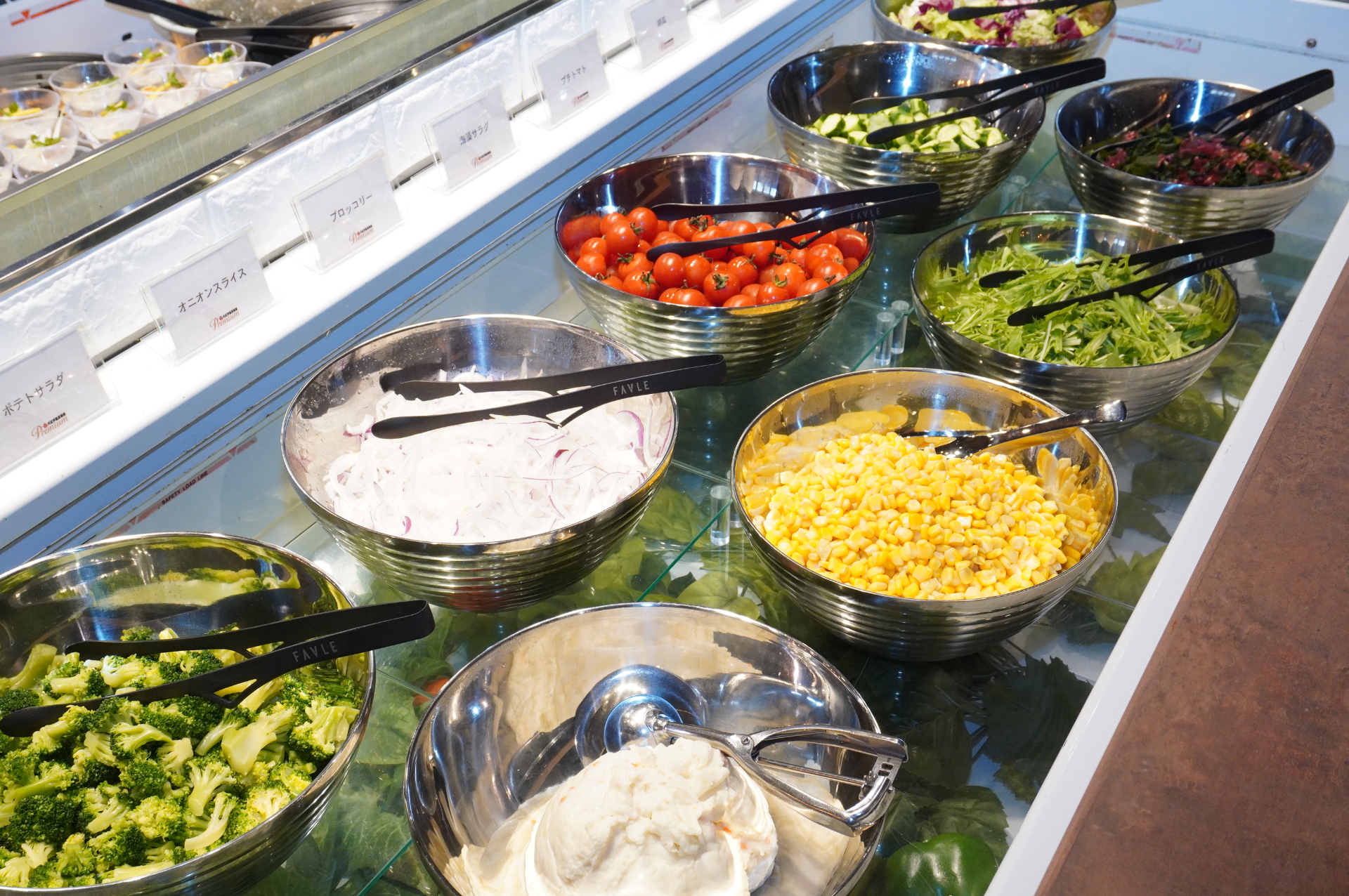 写真は夏季ディナーバイキング。8月31日まではローストビーフ、9月1日からはステーキがライブキッチンで提供されるなど、季節ごとにさまざまなメニューが登場する