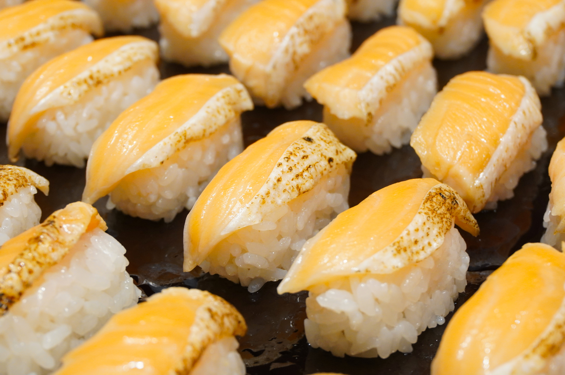 写真は夏季ディナーバイキング。8月31日まではローストビーフ、9月1日からはステーキがライブキッチンで提供されるなど、季節ごとにさまざまなメニューが登場する