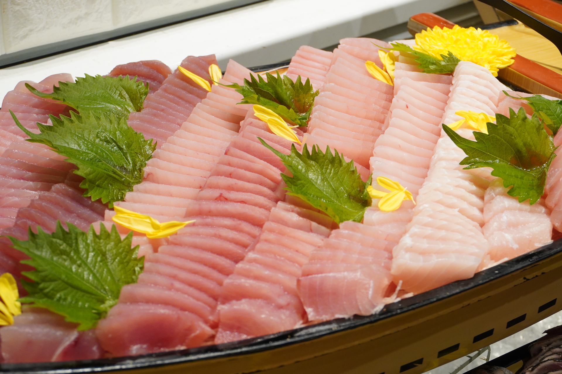 マグロ、カツオ、甘エビ、サーモンなど旬のお刺身