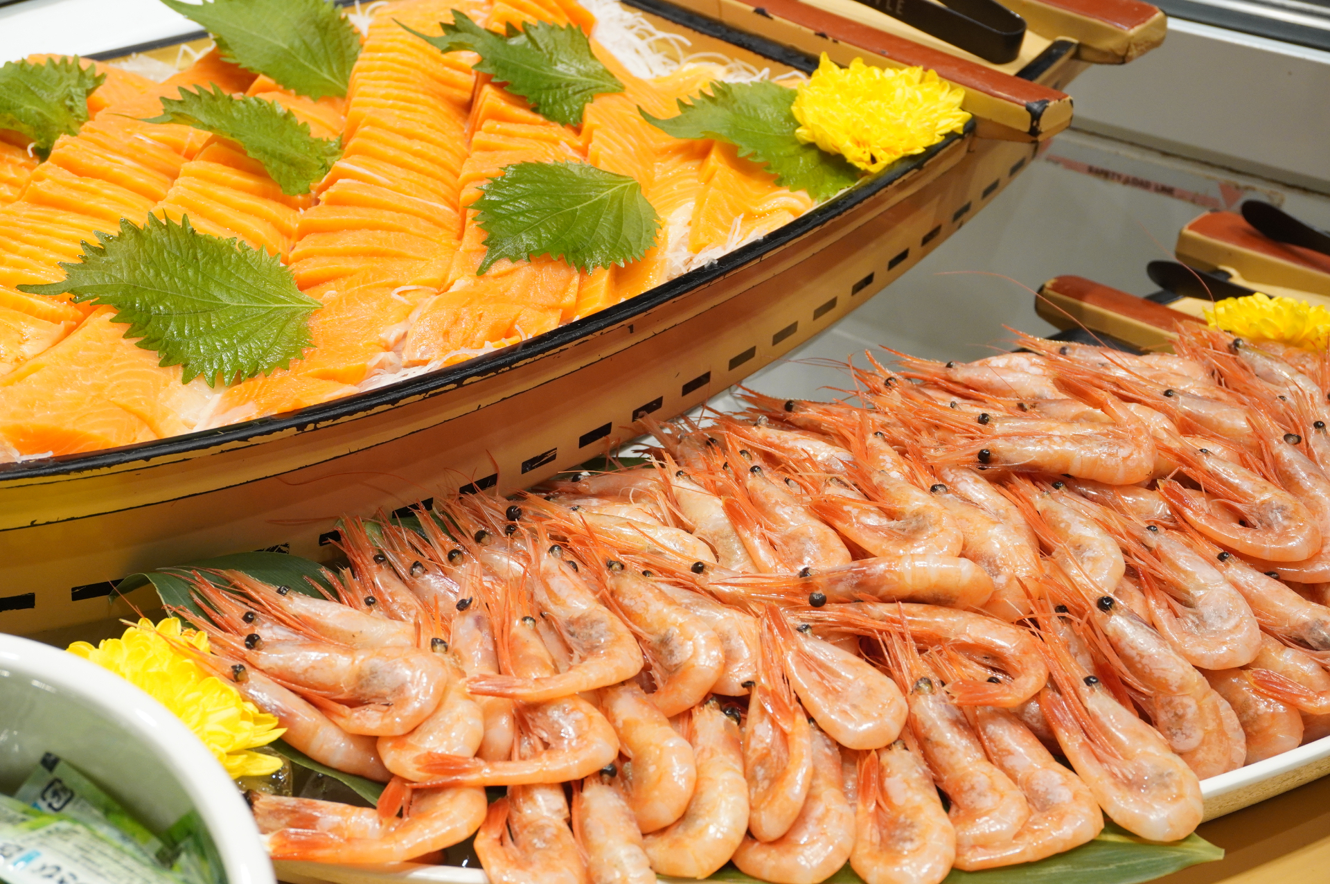 写真は夏季ディナーバイキング。8月31日まではローストビーフ、9月1日からはステーキがライブキッチンで提供されるなど、季節ごとにさまざまなメニューが登場する