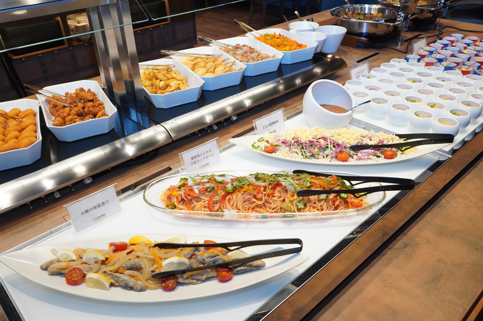 写真は夏季ディナーバイキング。8月31日まではローストビーフ、9月1日からはステーキがライブキッチンで提供されるなど、季節ごとにさまざまなメニューが登場する