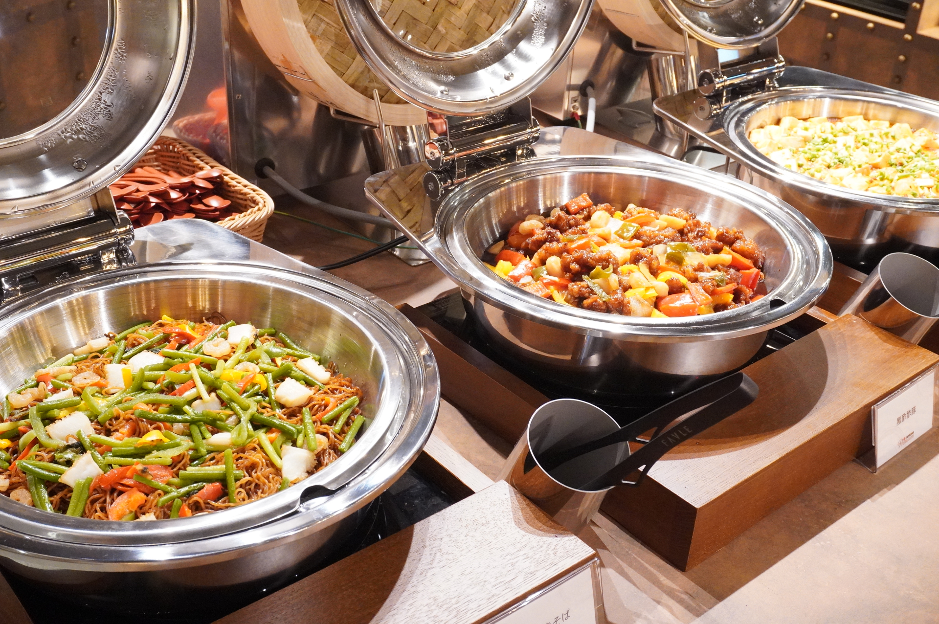 写真は夏季ディナーバイキング。8月31日まではローストビーフ、9月1日からはステーキがライブキッチンで提供されるなど、季節ごとにさまざまなメニューが登場する