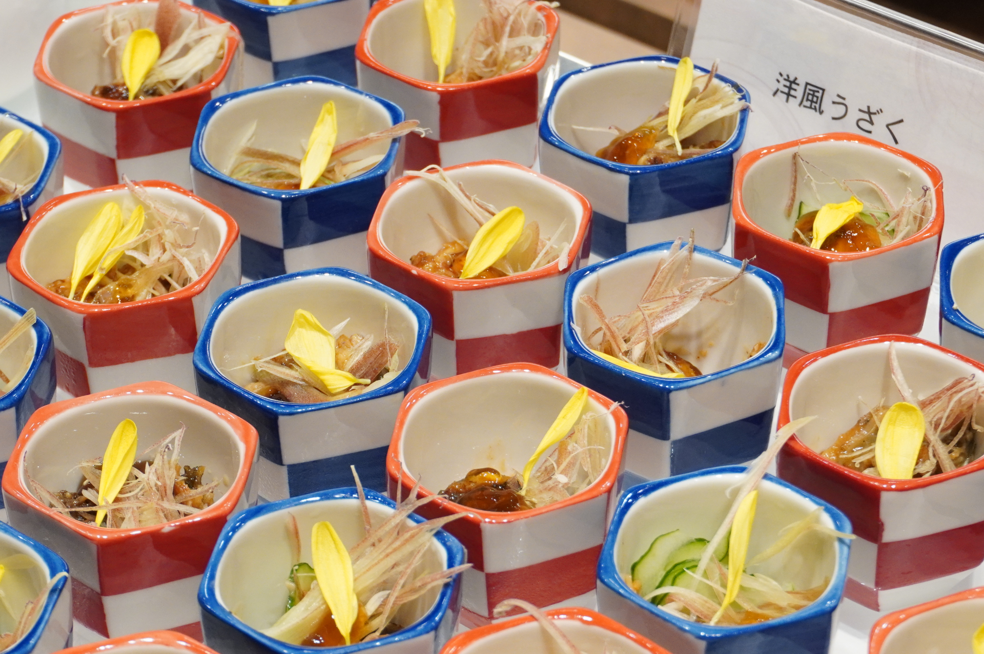 写真は夏季ディナーバイキング。8月31日まではローストビーフ、9月1日からはステーキがライブキッチンで提供されるなど、季節ごとにさまざまなメニューが登場する