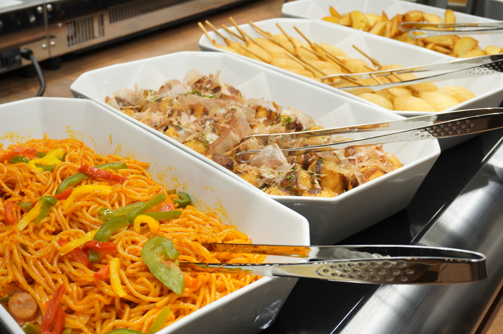 写真は夏季ディナーバイキング。8月31日まではローストビーフ、9月1日からはステーキがライブキッチンで提供されるなど、季節ごとにさまざまなメニューが登場する