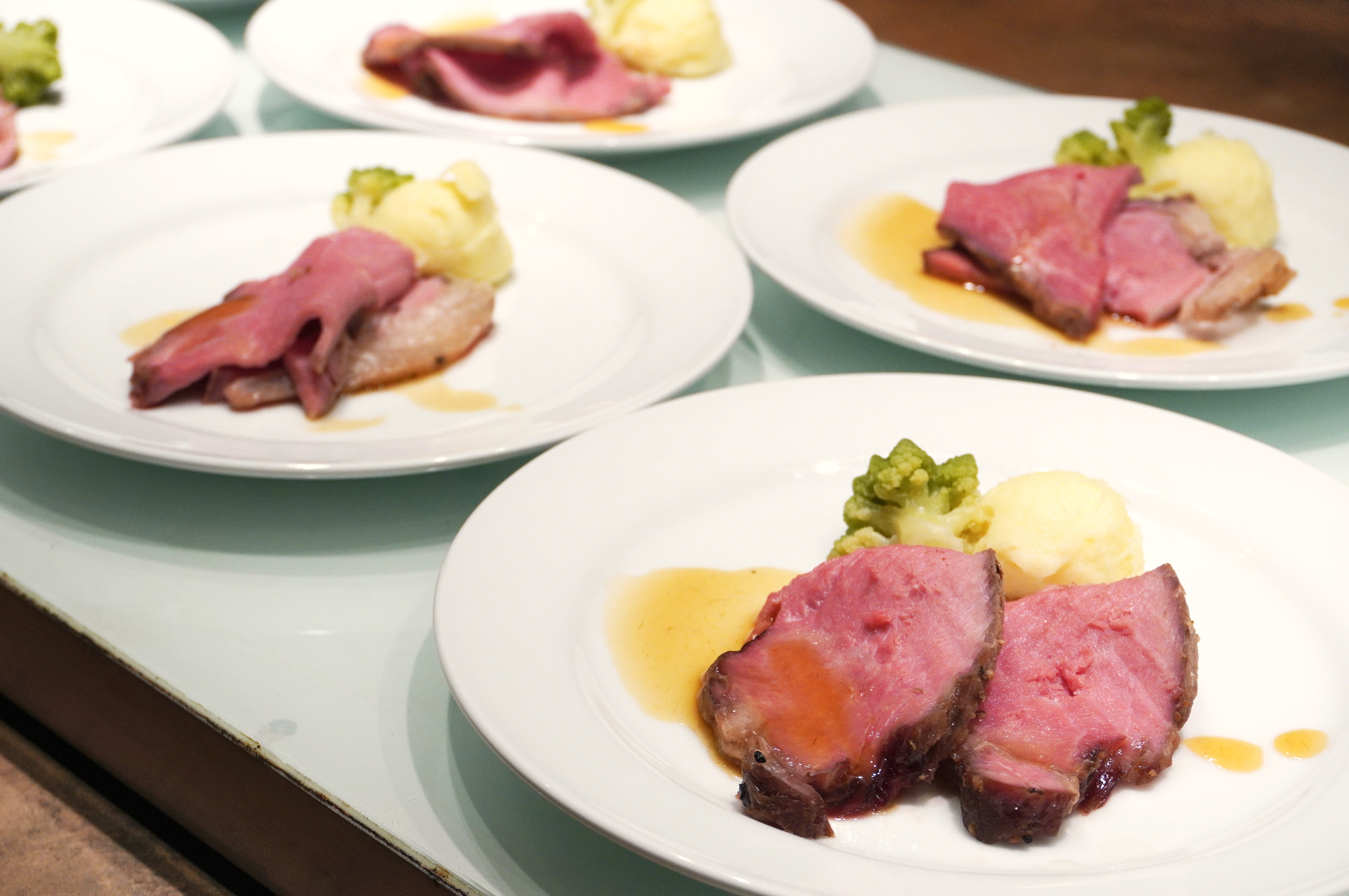 写真は夏季ディナーバイキング。8月31日まではローストビーフ、9月1日からはステーキがライブキッチンで提供されるなど、季節ごとにさまざまなメニューが登場する