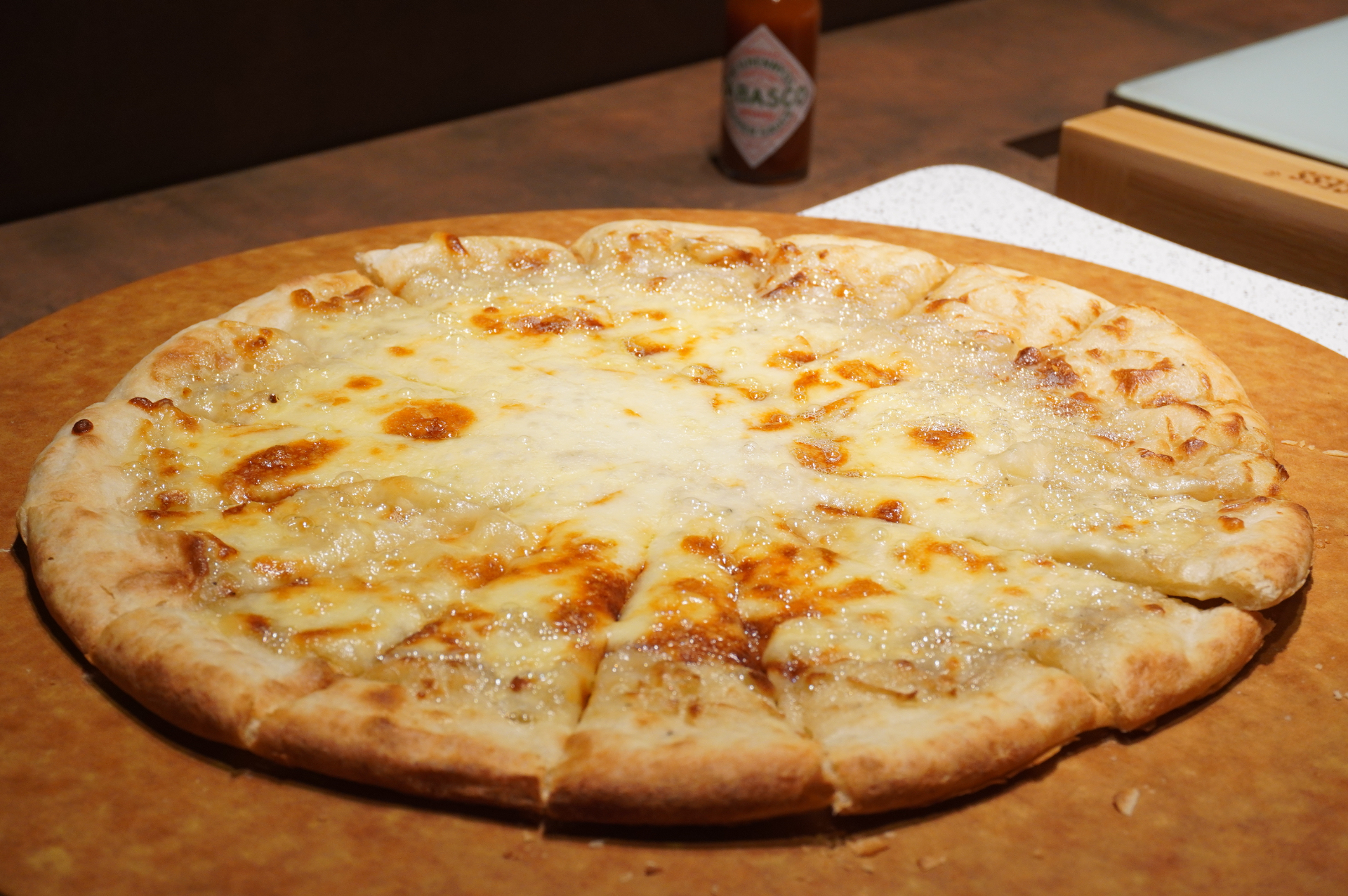 写真は夏季ディナーバイキング。8月31日まではローストビーフ、9月1日からはステーキがライブキッチンで提供されるなど、季節ごとにさまざまなメニューが登場する