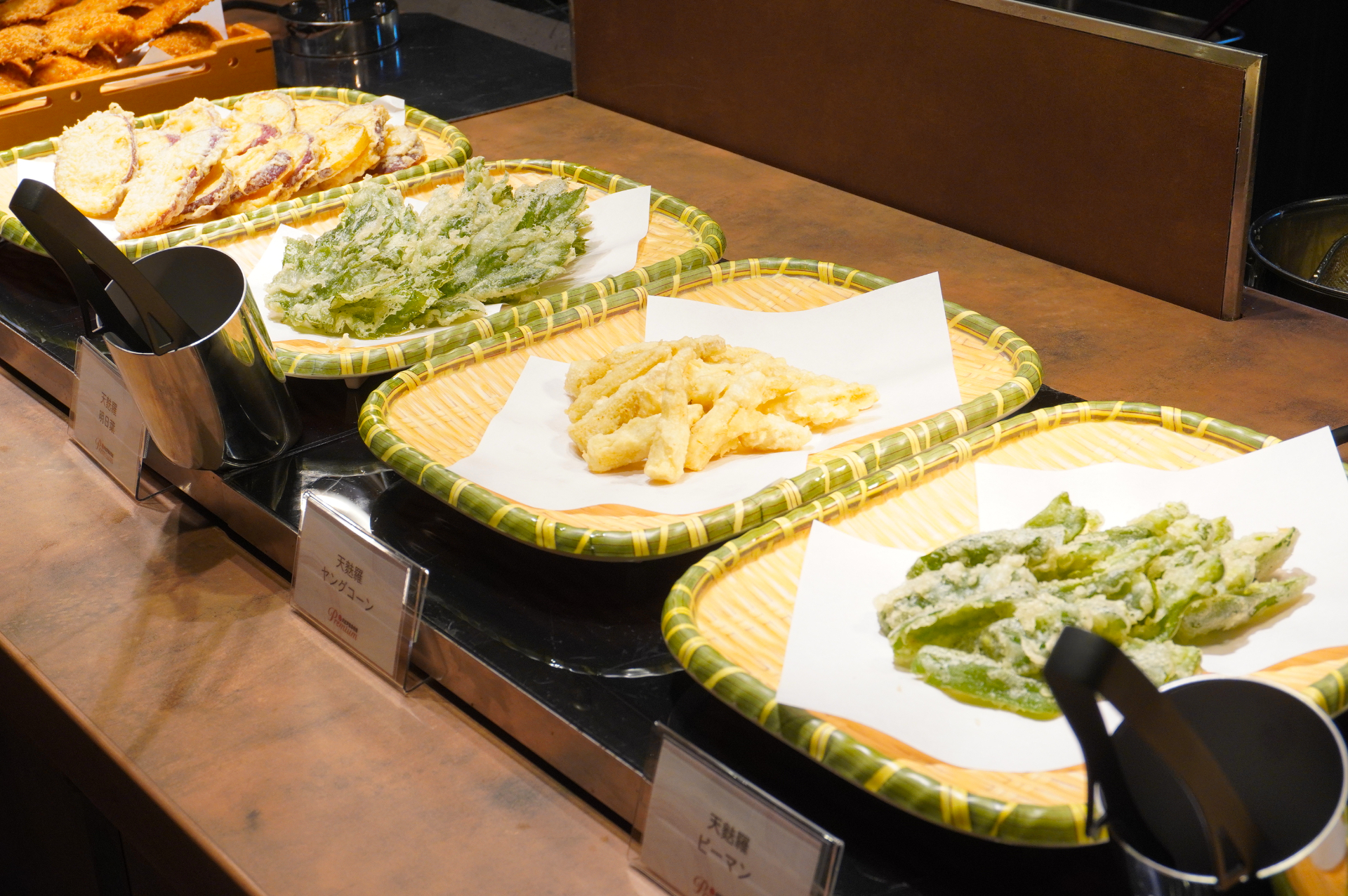 写真は夏季ディナーバイキング。8月31日まではローストビーフ、9月1日からはステーキがライブキッチンで提供されるなど、季節ごとにさまざまなメニューが登場する