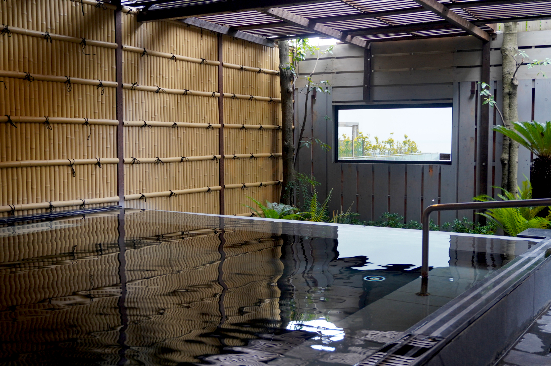 趣の異なる2つの大浴場。露天風呂は開放感抜群